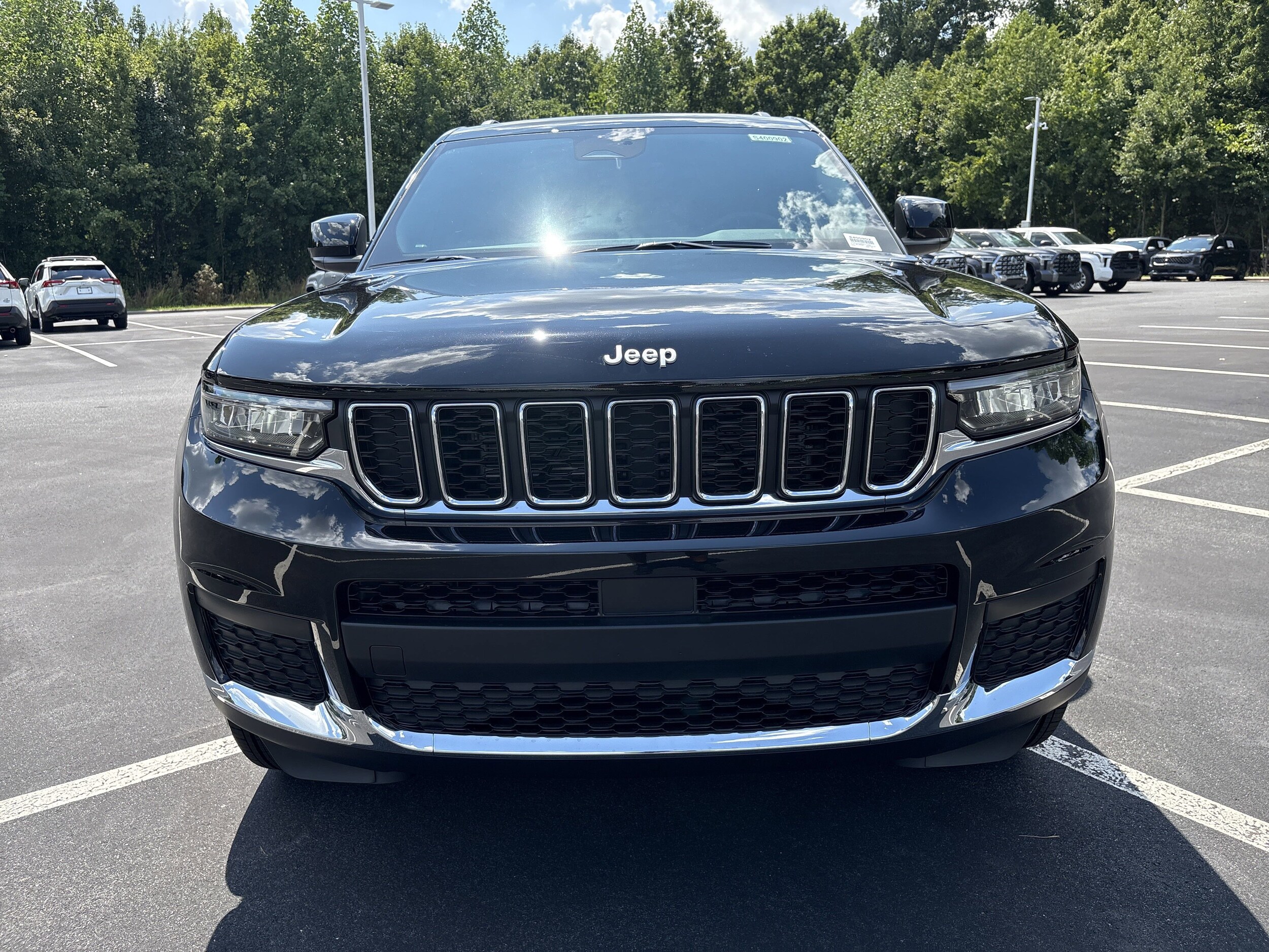 2025 Jeep Grand Cherokee Laredo X photo 2