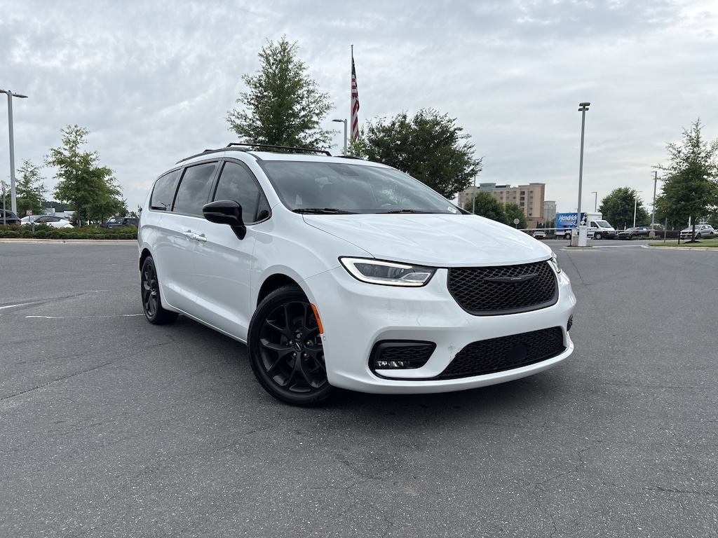 Used 2023 Chrysler Pacifica Limited Minivan