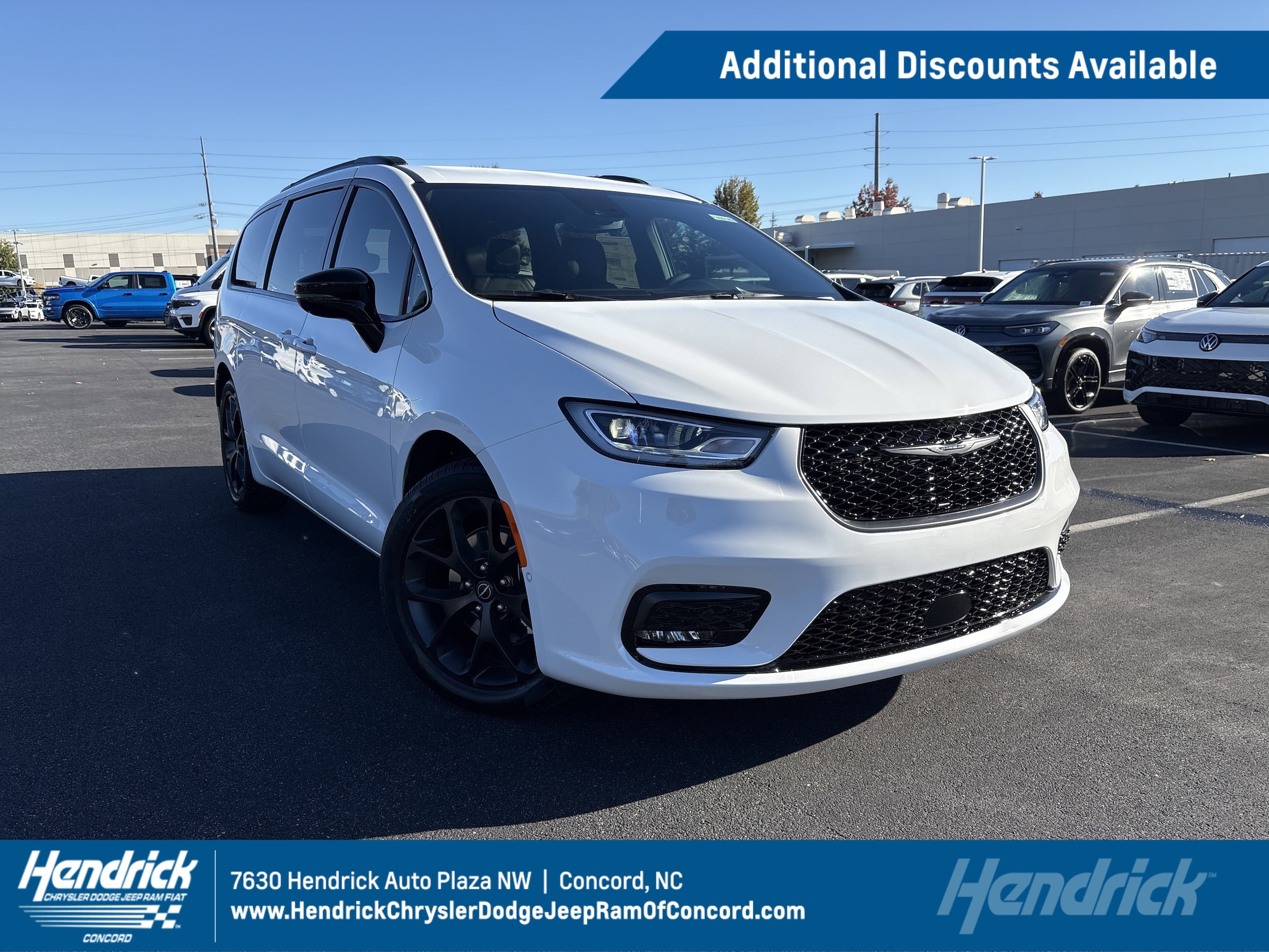 2026 Chrysler Pacifica Select's photo