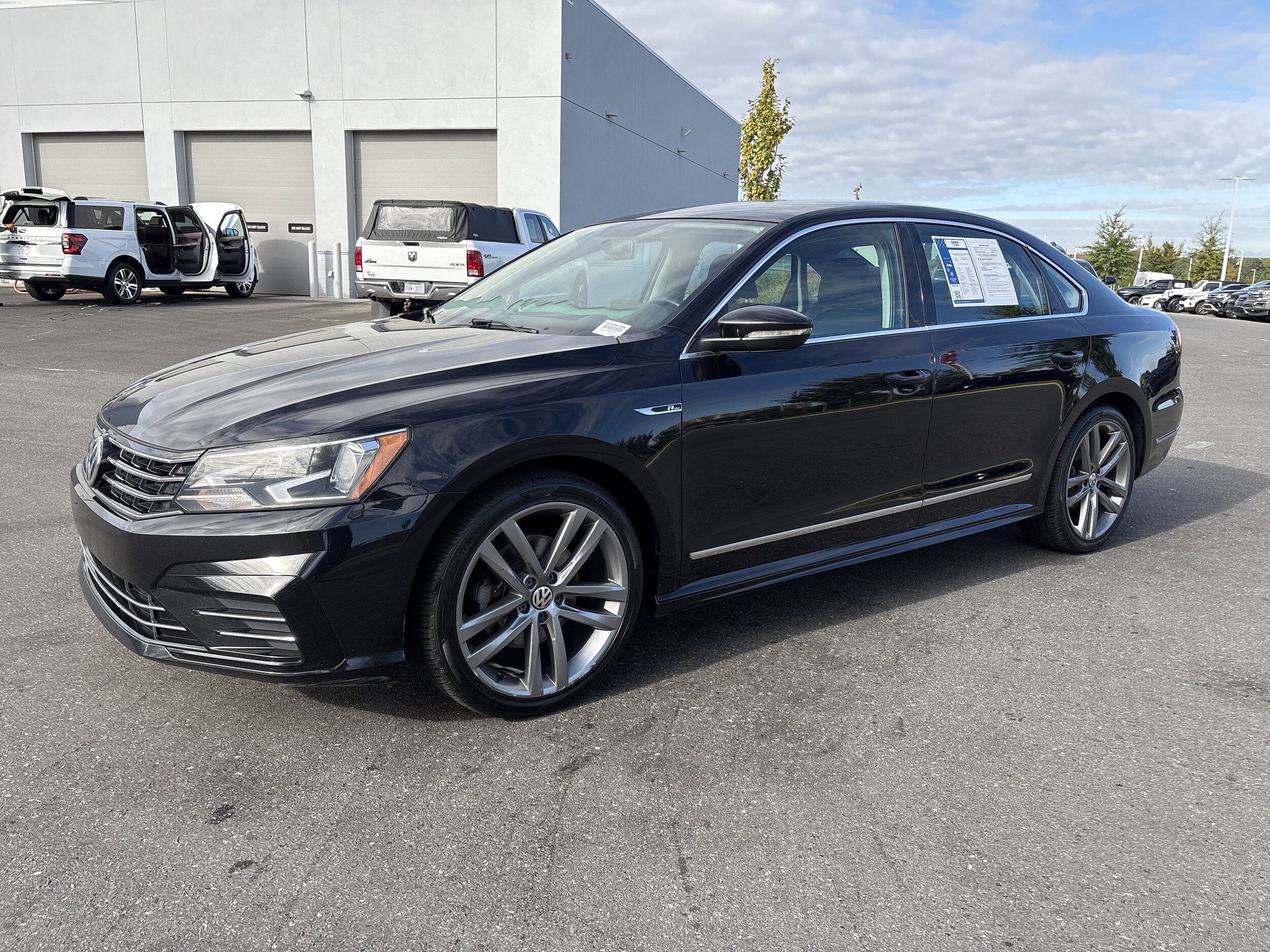 2017 Volkswagen Passat R-Line photo 3