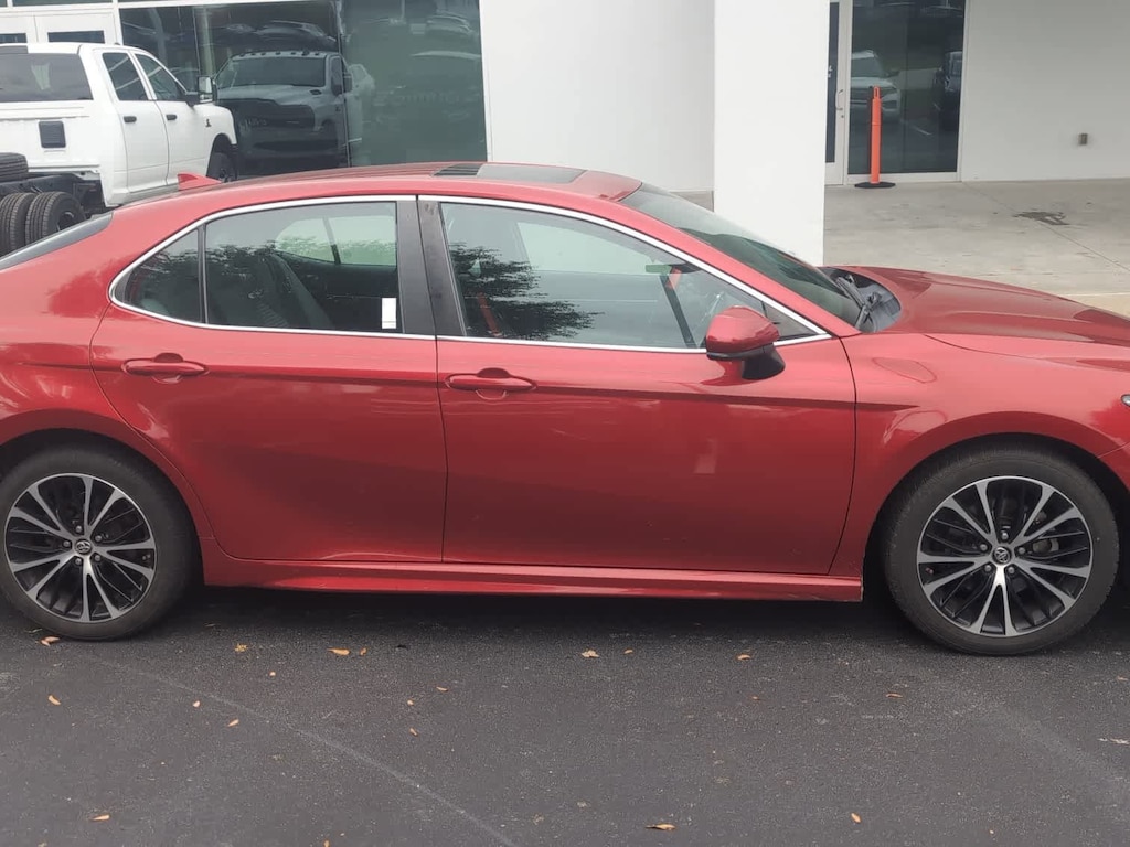 Used 2019 Toyota Camry SE Sedan