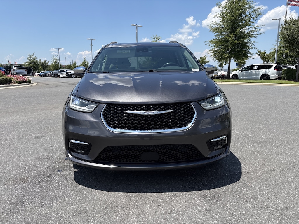 Used 2022 Chrysler Pacifica Limited Minivan