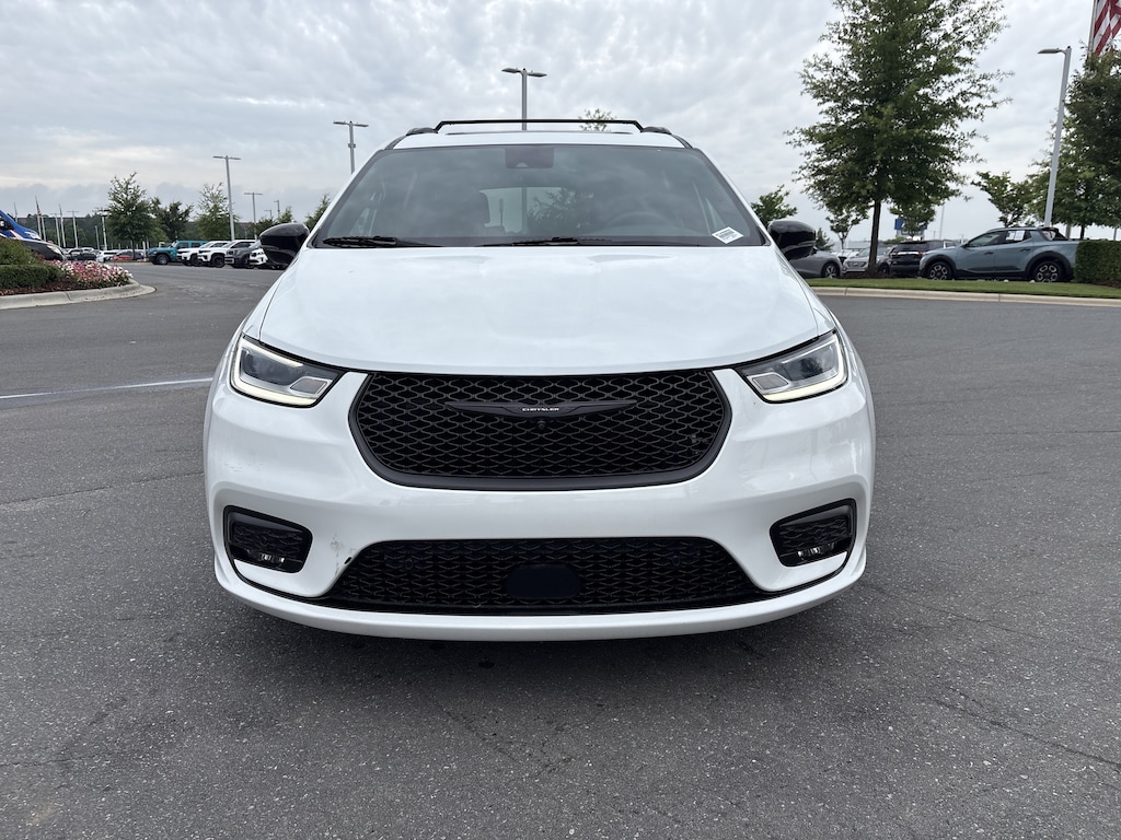 Used 2023 Chrysler Pacifica Limited Minivan