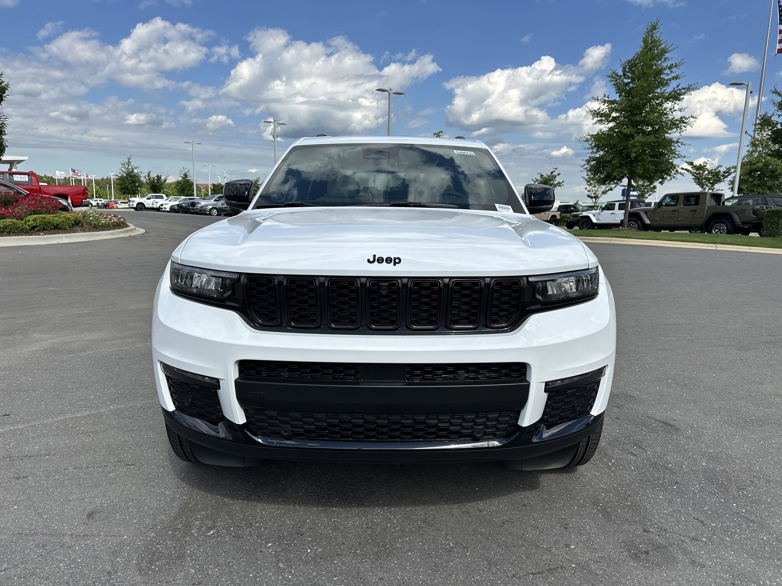 2025 Jeep Grand Cherokee Limited photo 3