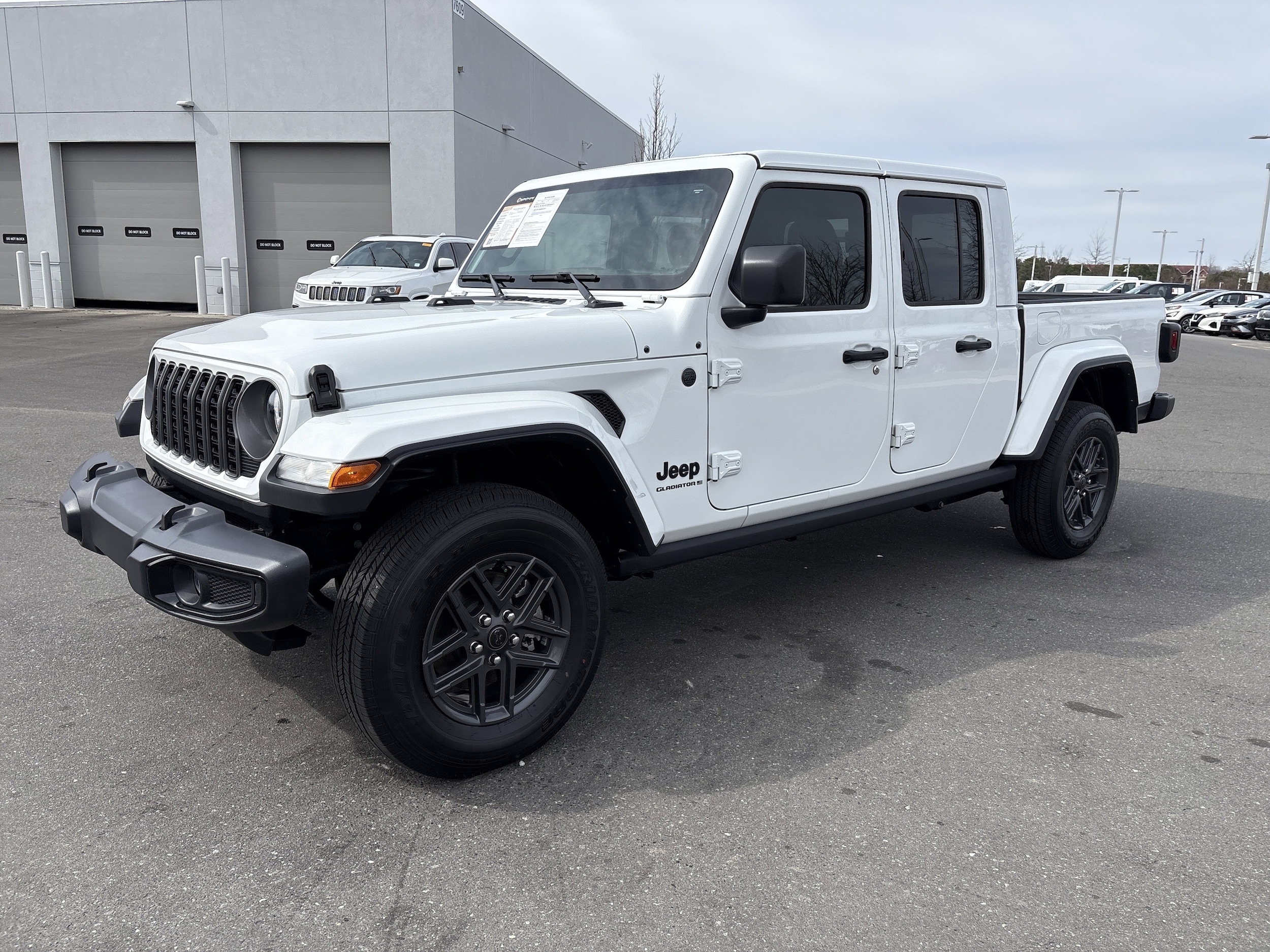 2025 Jeep Gladiator Nighthawk photo 5