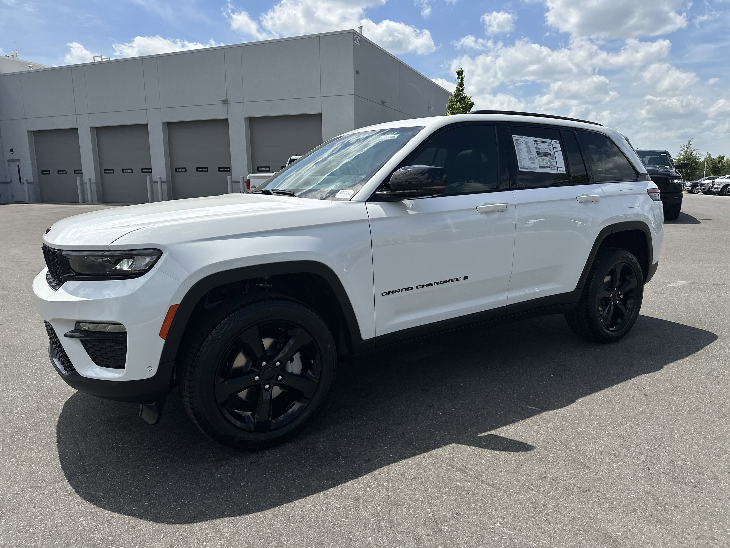 2025 Jeep Grand Cherokee Limited photo 4