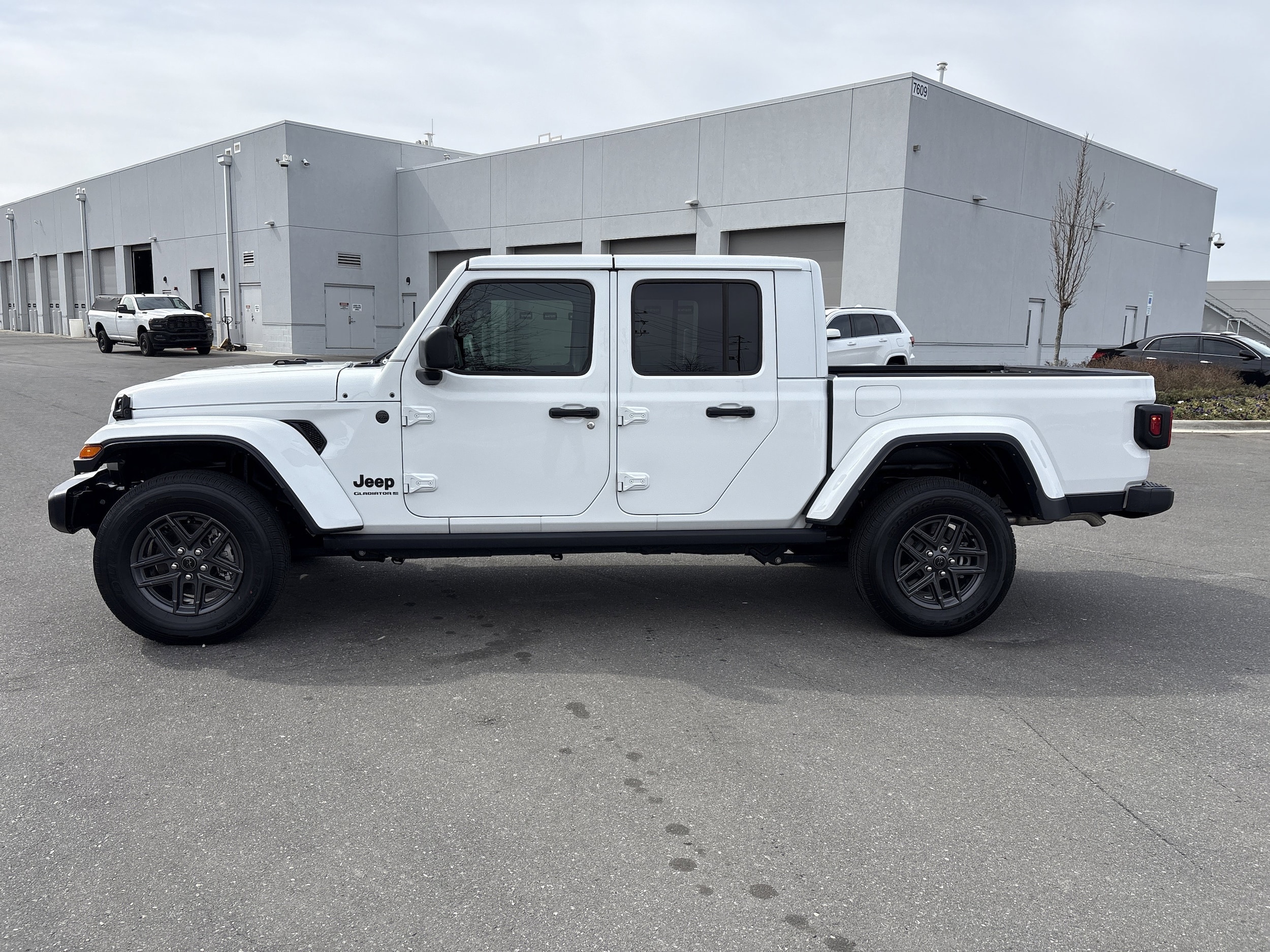 2025 Jeep Gladiator Nighthawk photo 6