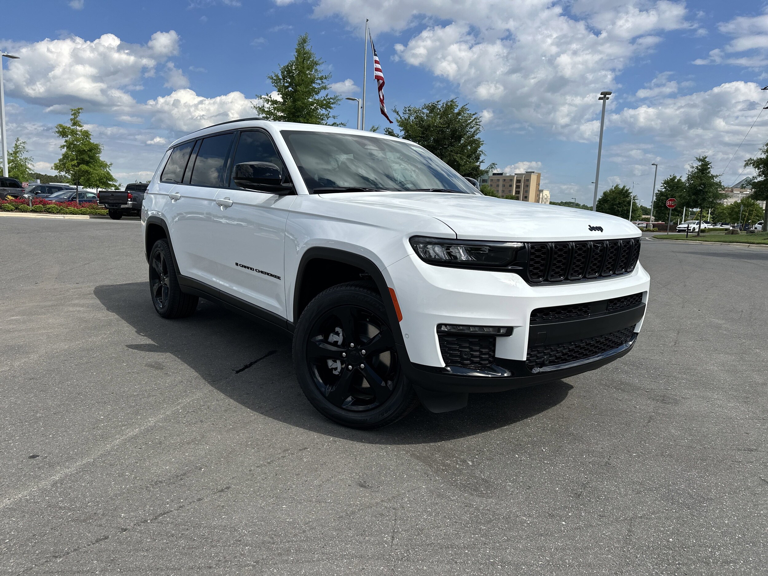2025 Jeep Grand Cherokee Limited photo 2