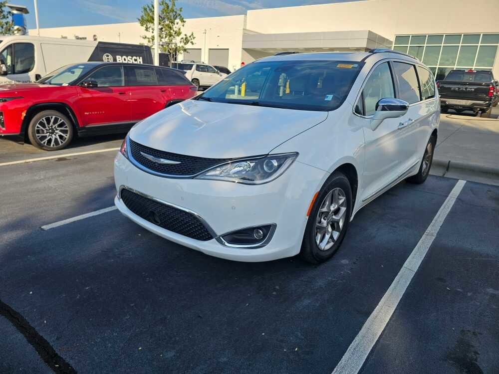 2017 Chrysler Pacifica Limited photo 3