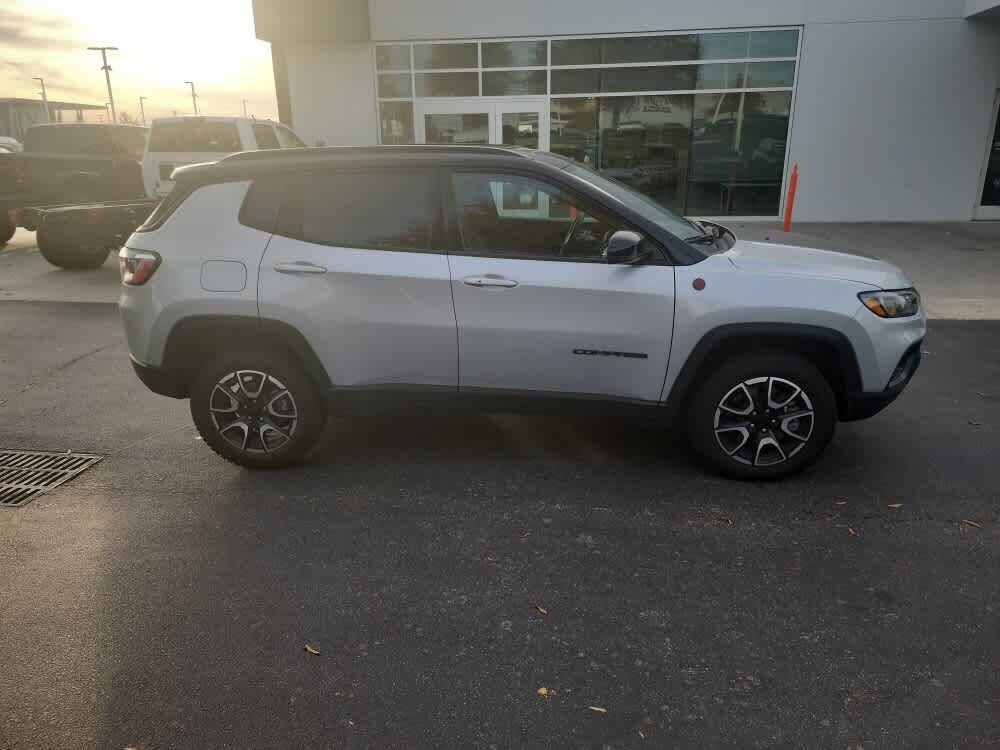 2024 Jeep Compass Trailhawk photo 2