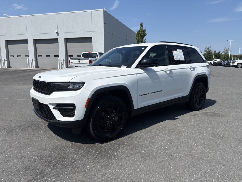 Used 2025 Jeep Grand Cherokee Altitude SUV