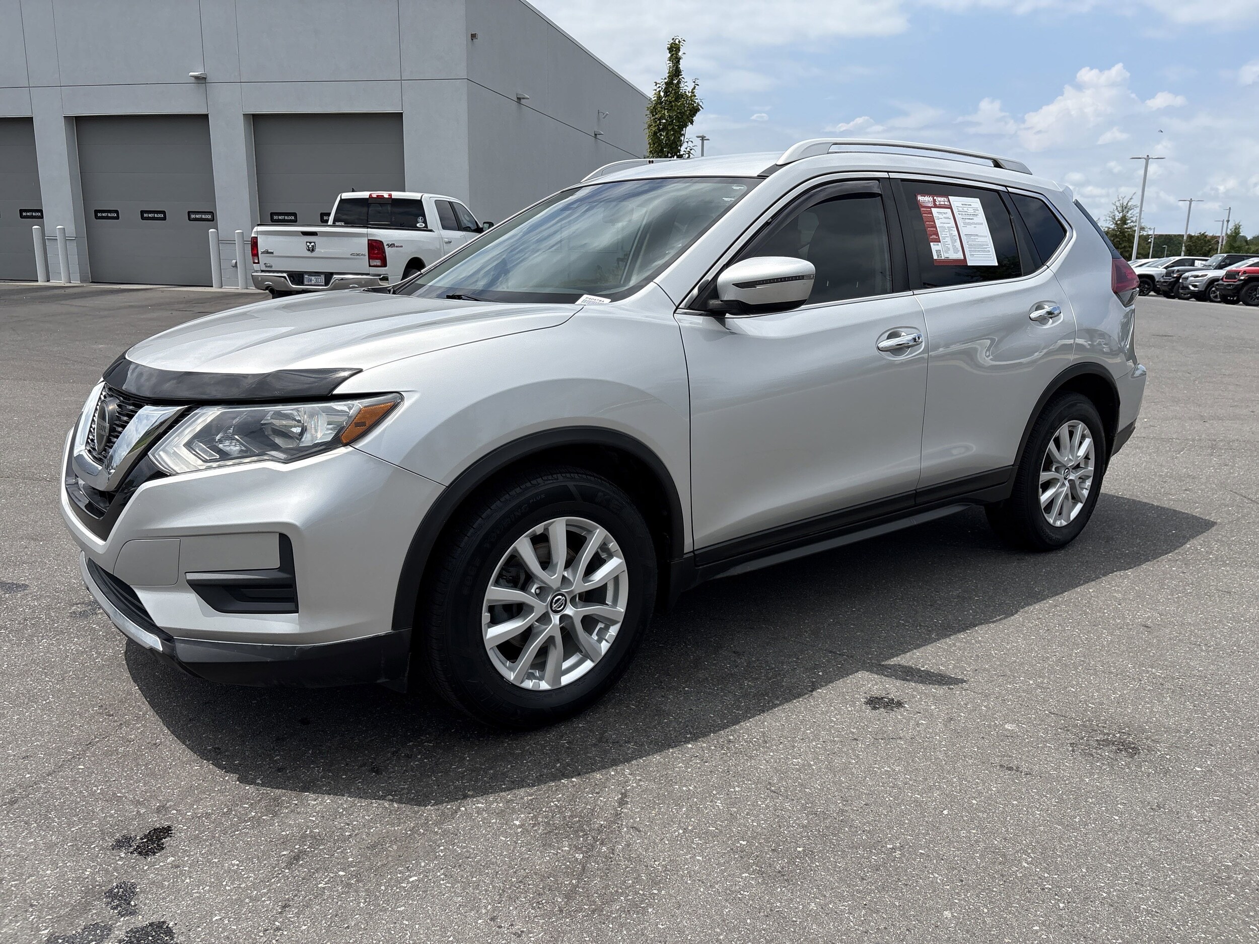 2019 Nissan Rogue SV photo 3