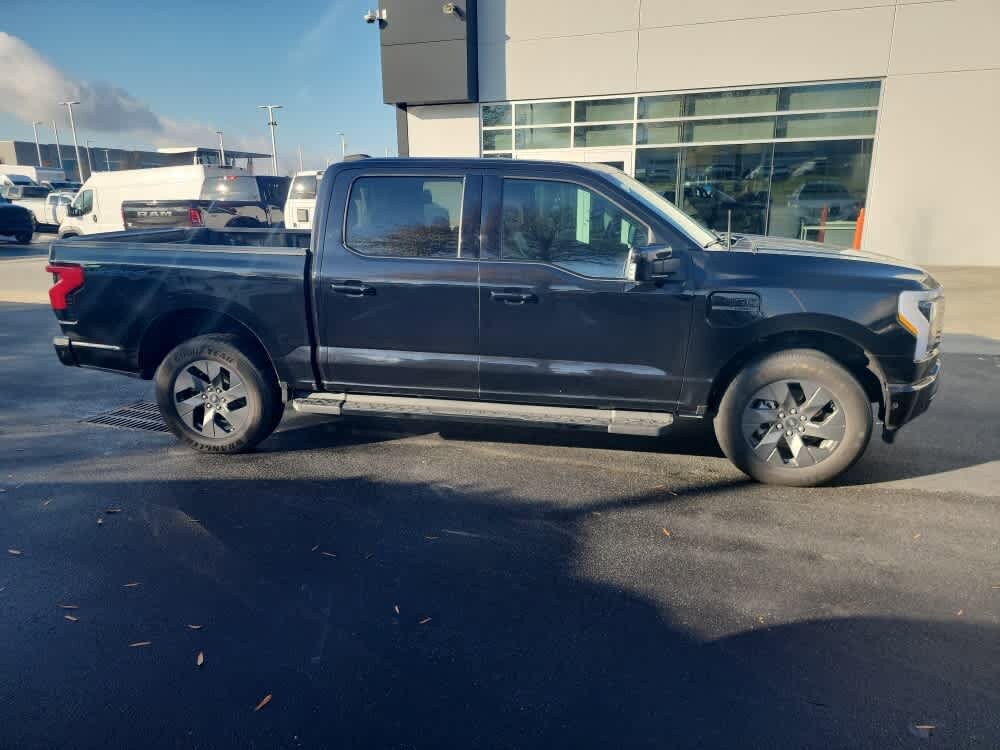 2023 Ford F-150 Lightning Lariat photo 2