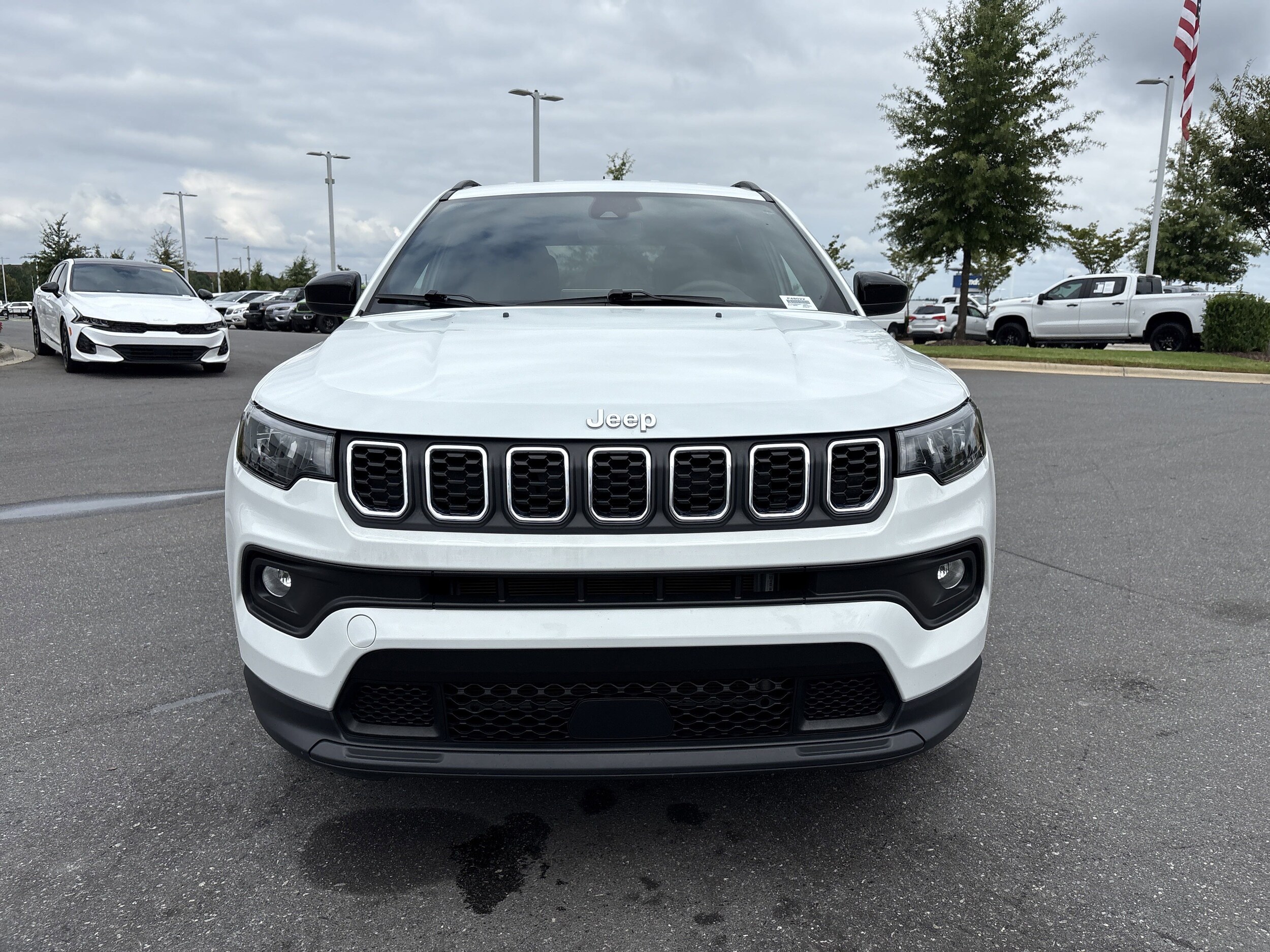 2024 Jeep Compass Latitude photo 2