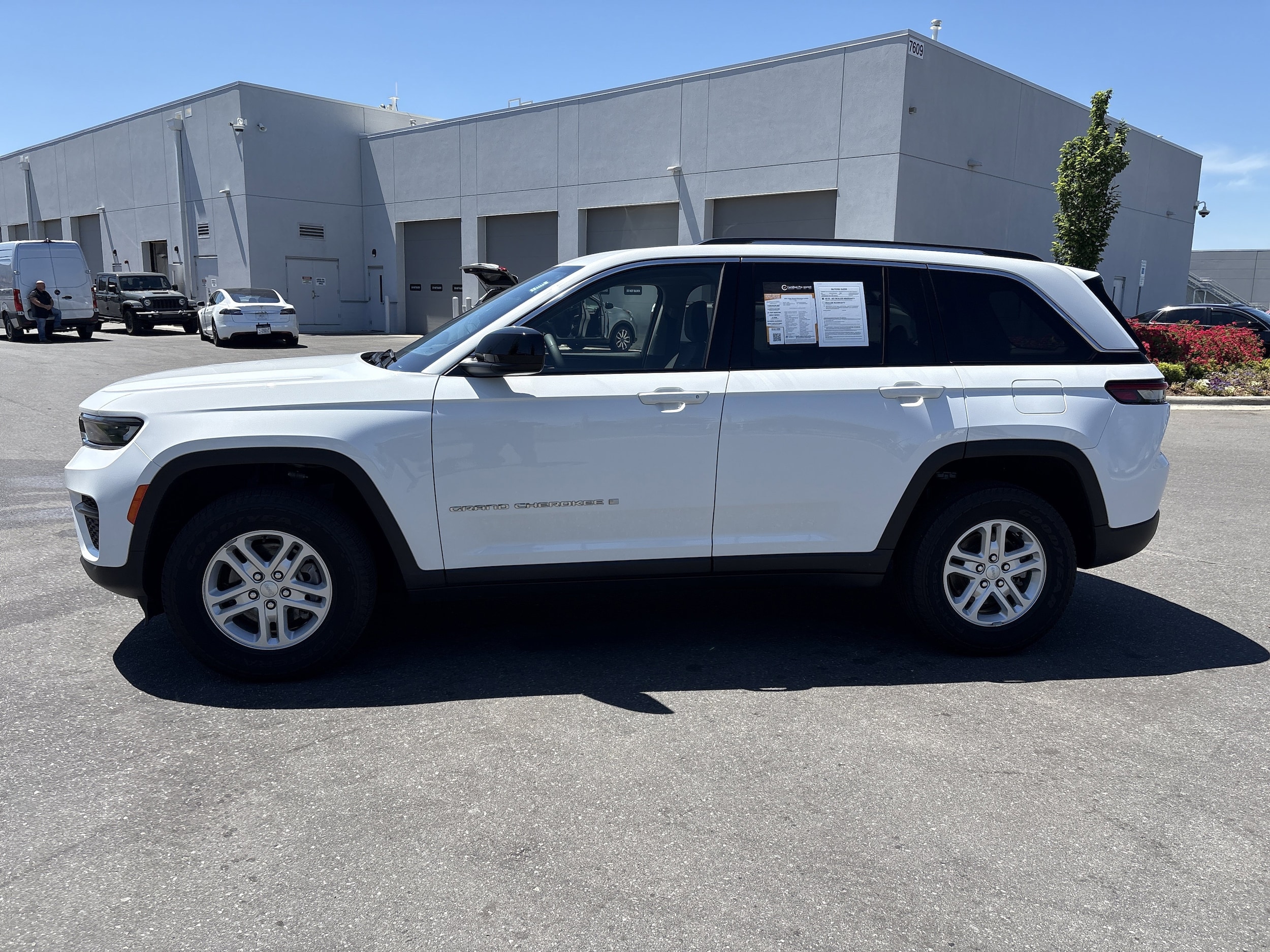 2023 Jeep Grand Cherokee Laredo photo 5
