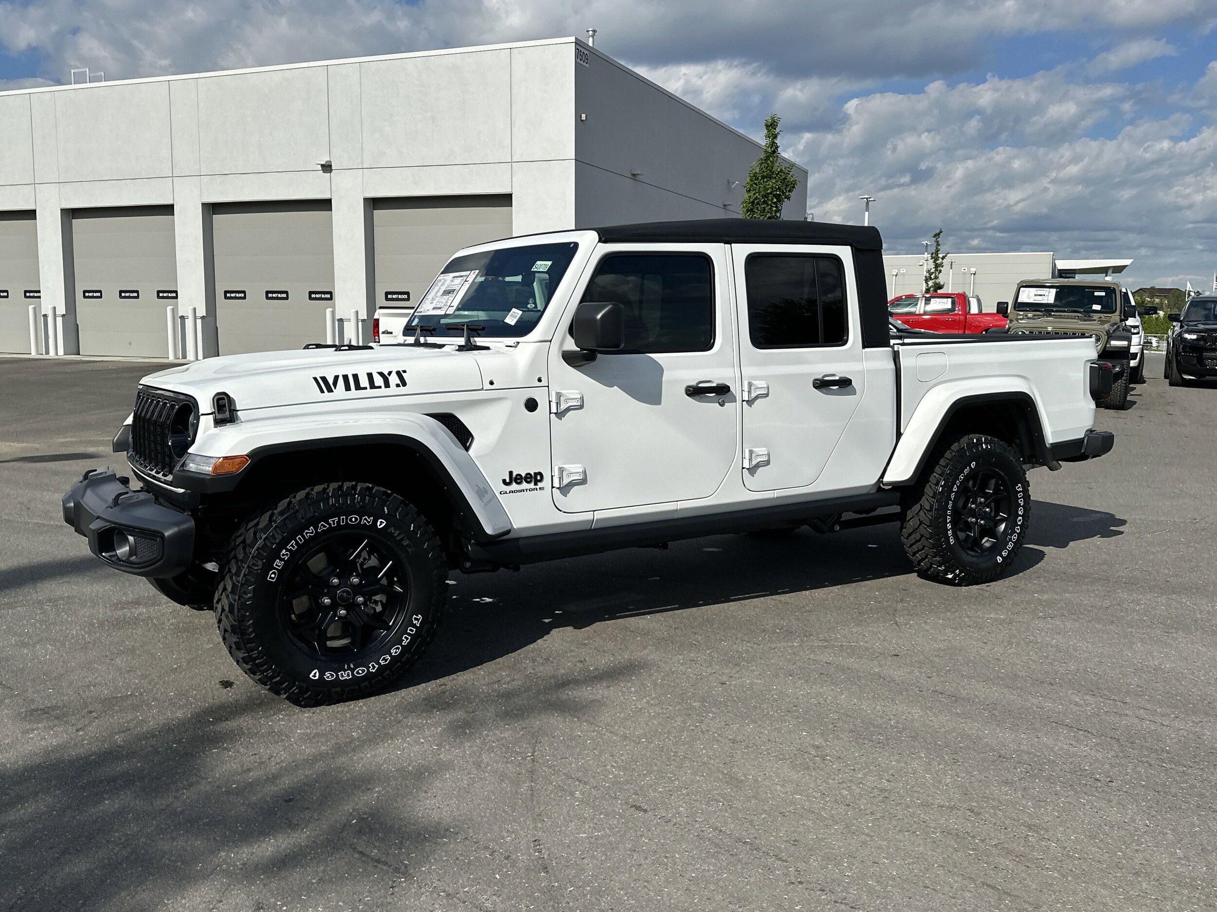 2025 Jeep Gladiator Willys photo 4