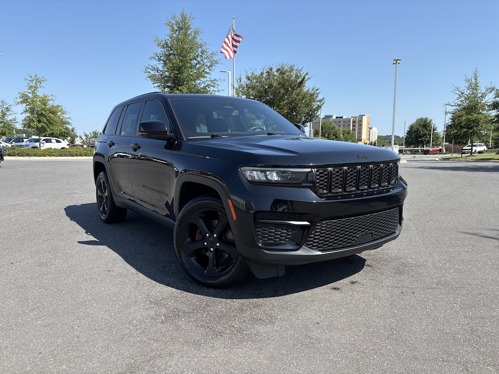 Used 2023 Jeep Grand Cherokee Altitude SUV