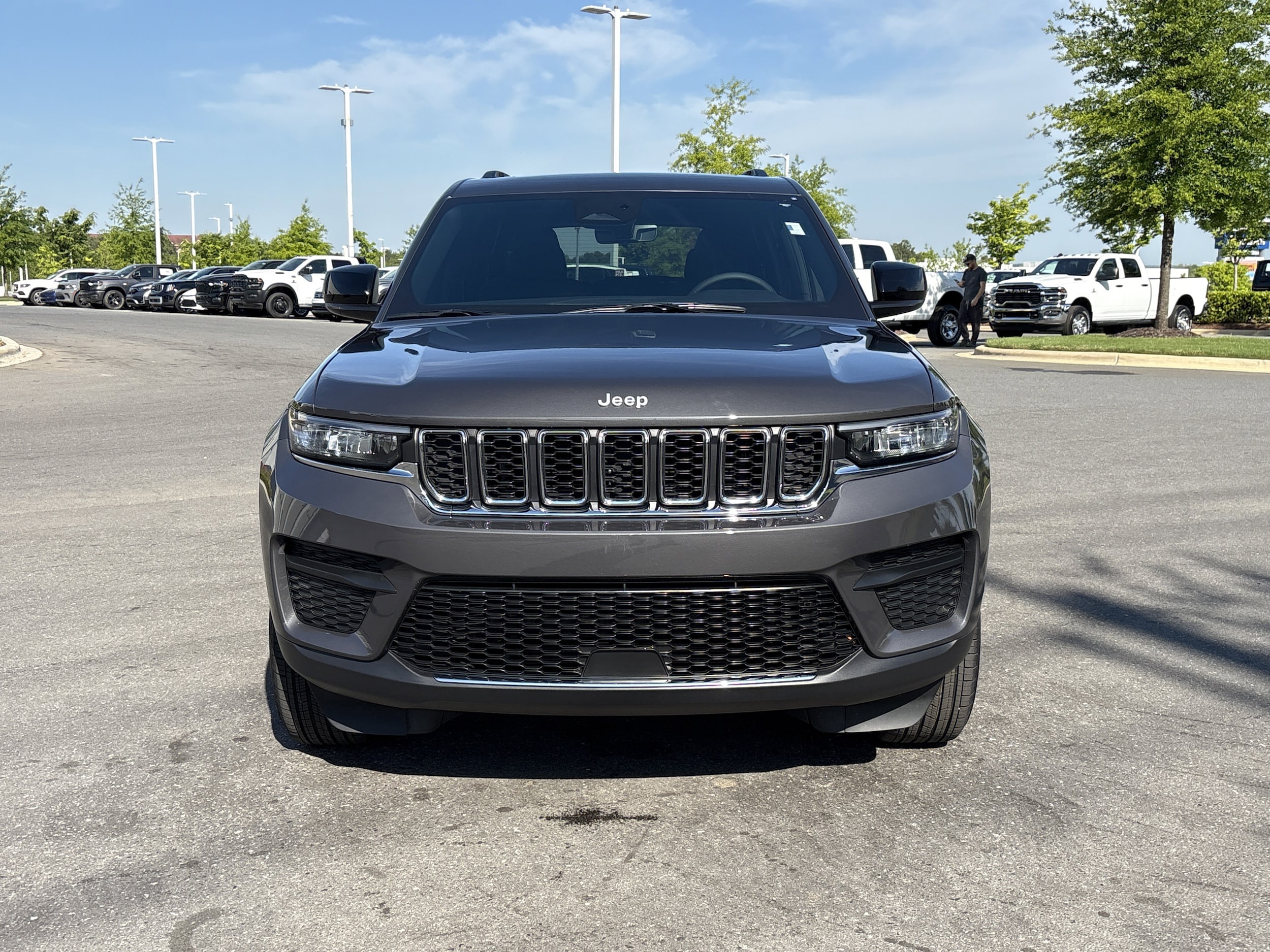 2025 Jeep Grand Cherokee Laredo X photo 2