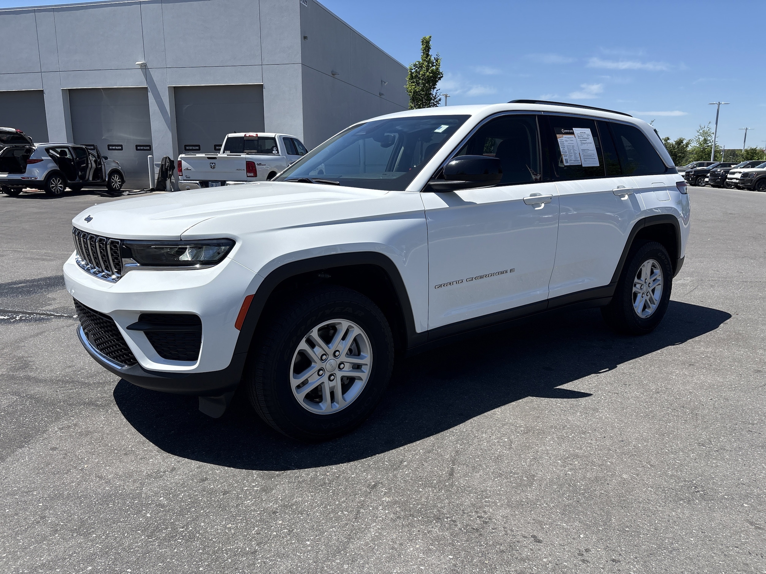 2023 Jeep Grand Cherokee Laredo photo 4