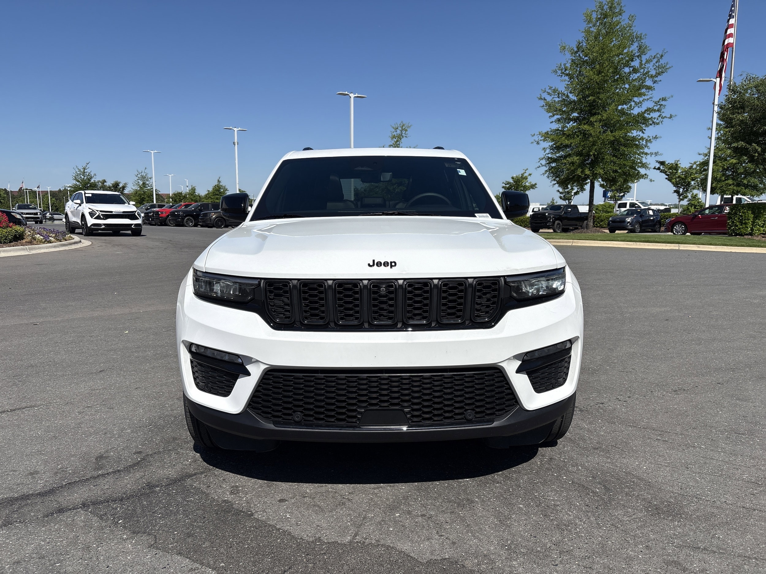 2025 Jeep Grand Cherokee Limited photo 2