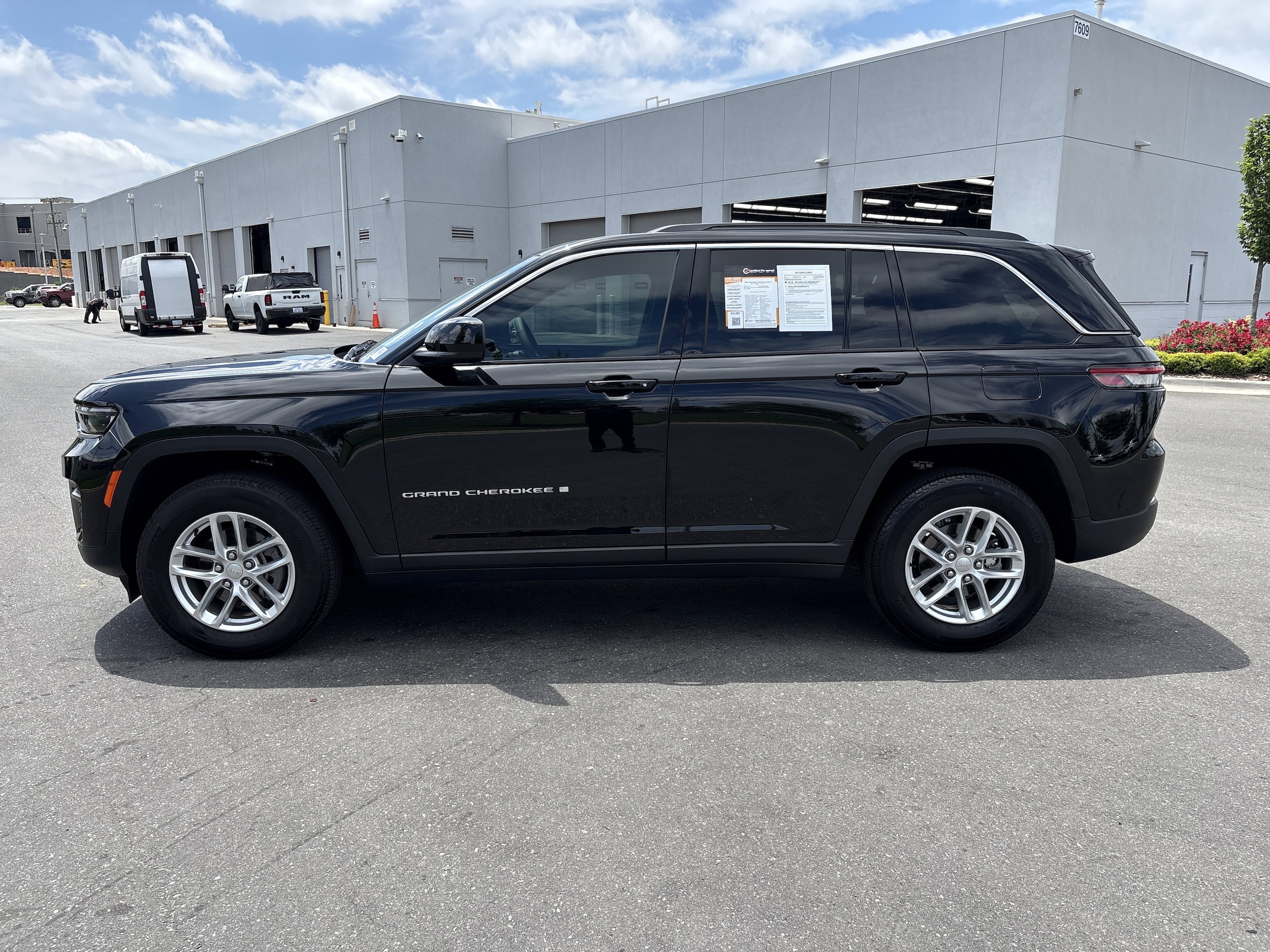 2025 Jeep Grand Cherokee Laredo X photo 4