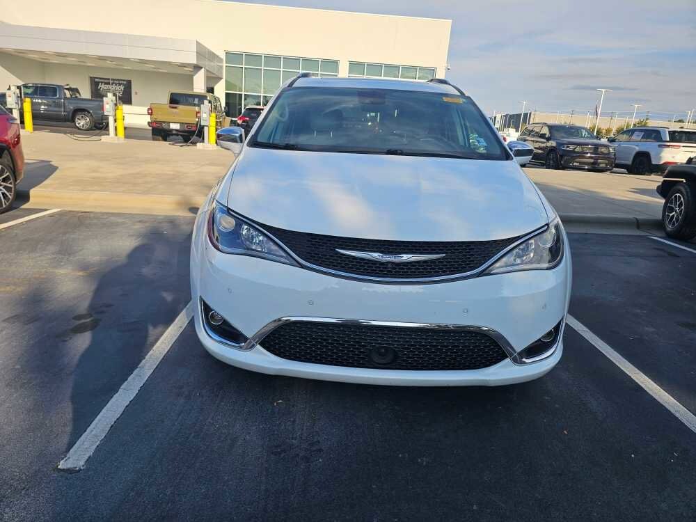 2017 Chrysler Pacifica Limited photo 2