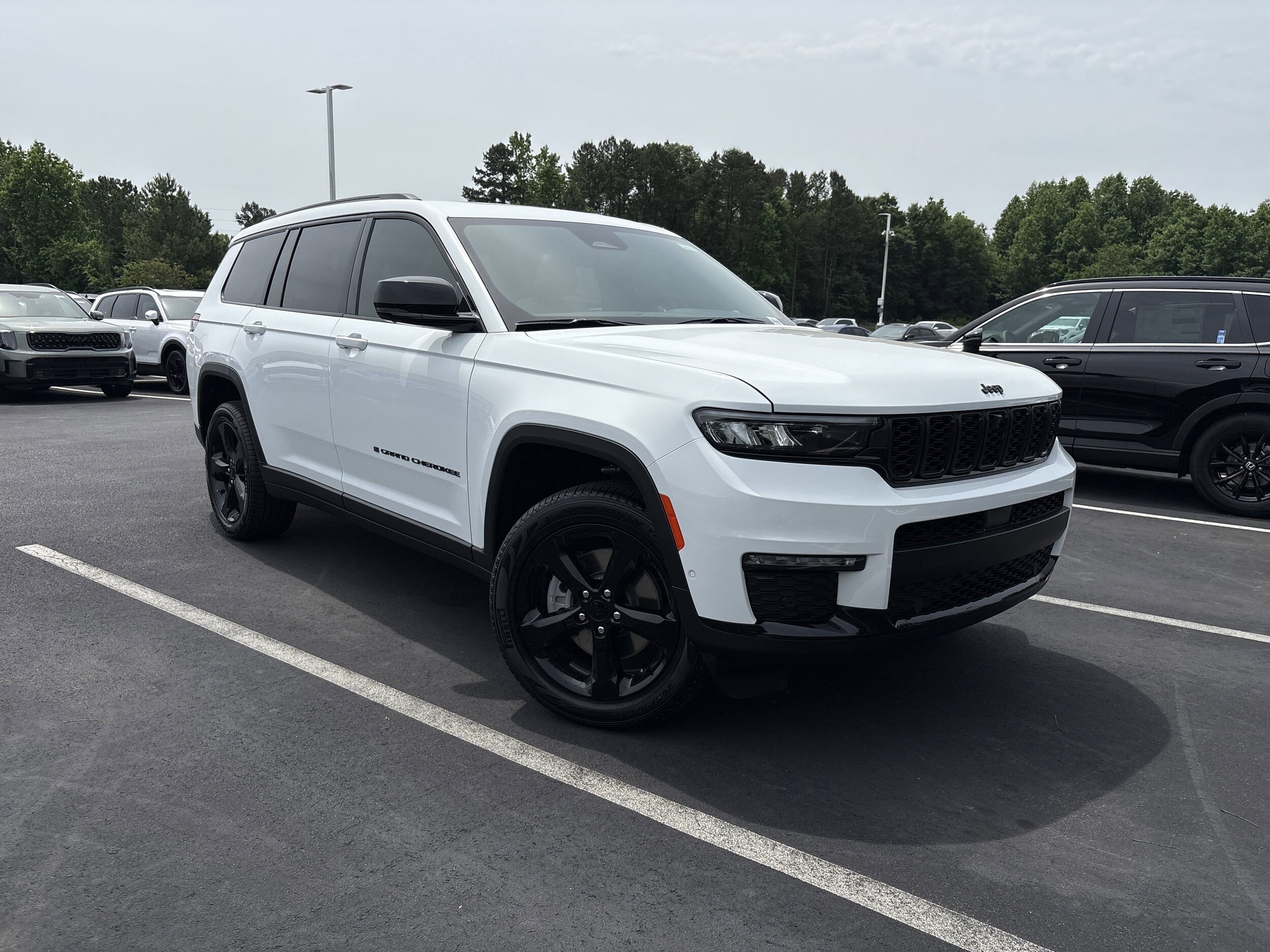 2025 Jeep Grand Cherokee Limited photo 2