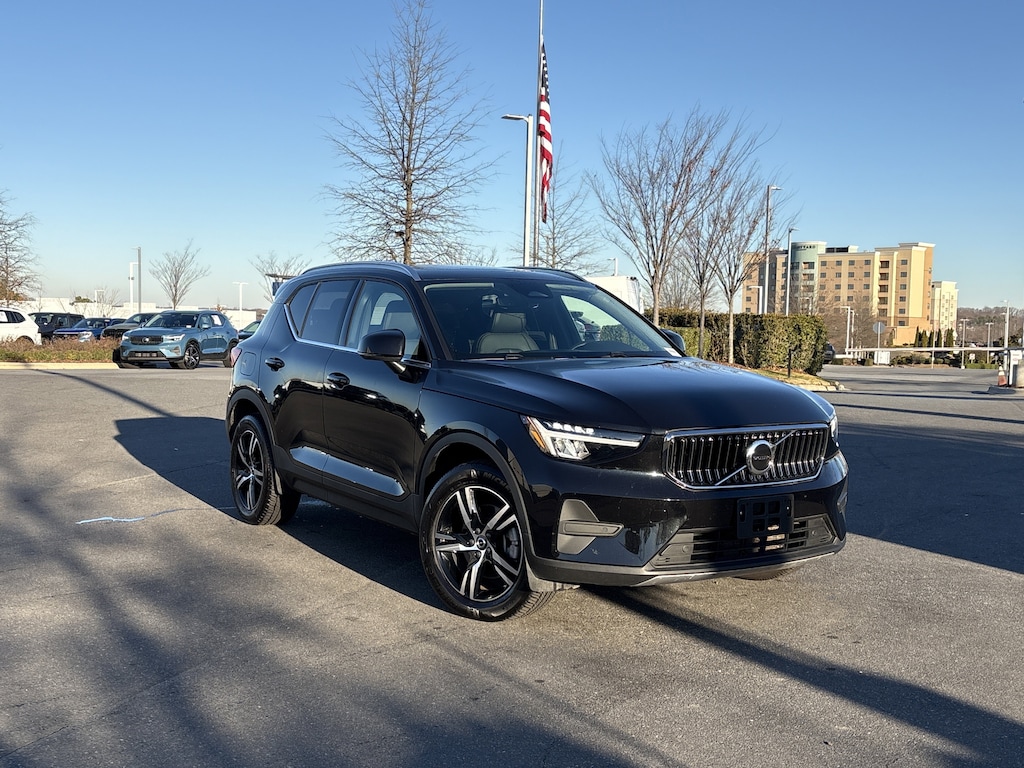 Used 2025 Volvo XC40 Core Bright Theme SUV