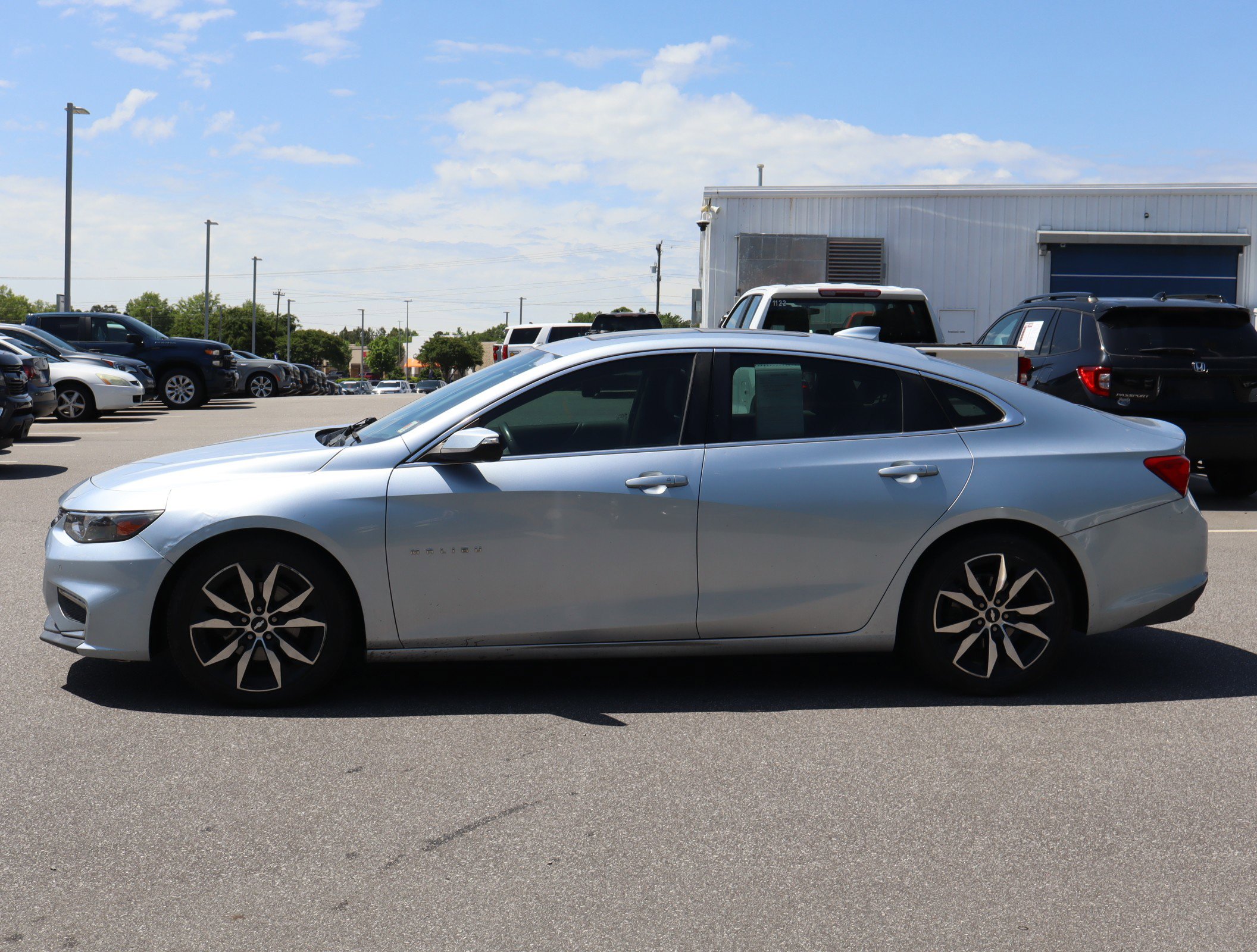 2017 Chevrolet Malibu LT photo 4
