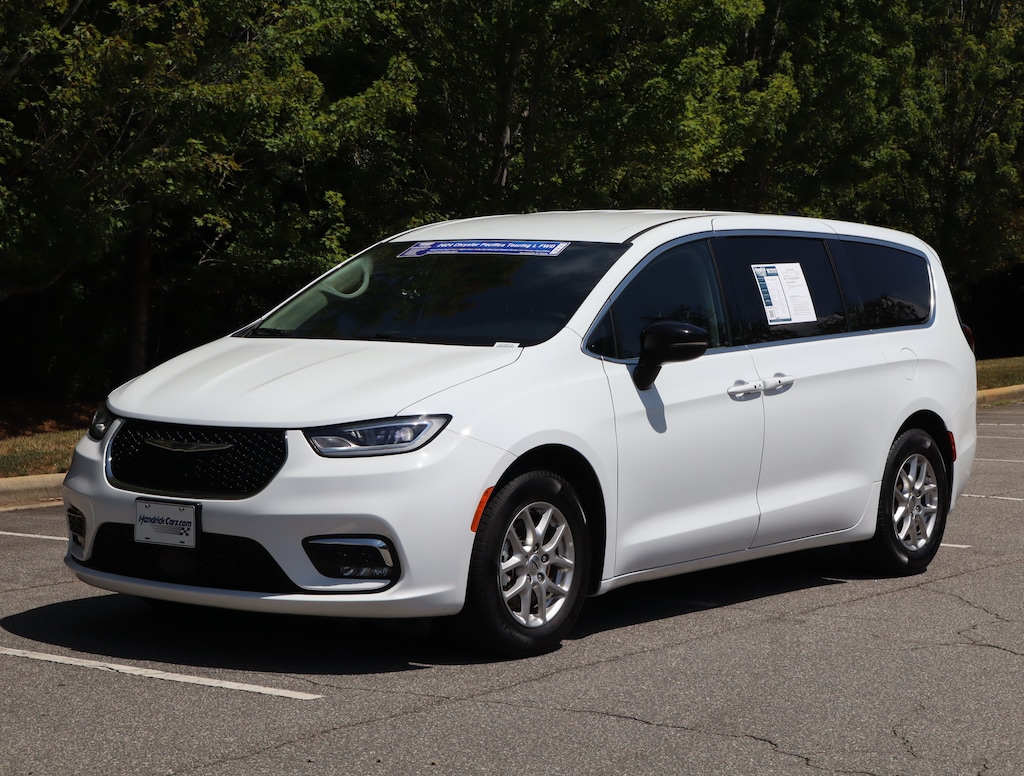 Used 2024 Chrysler Pacifica Touring L Minivan