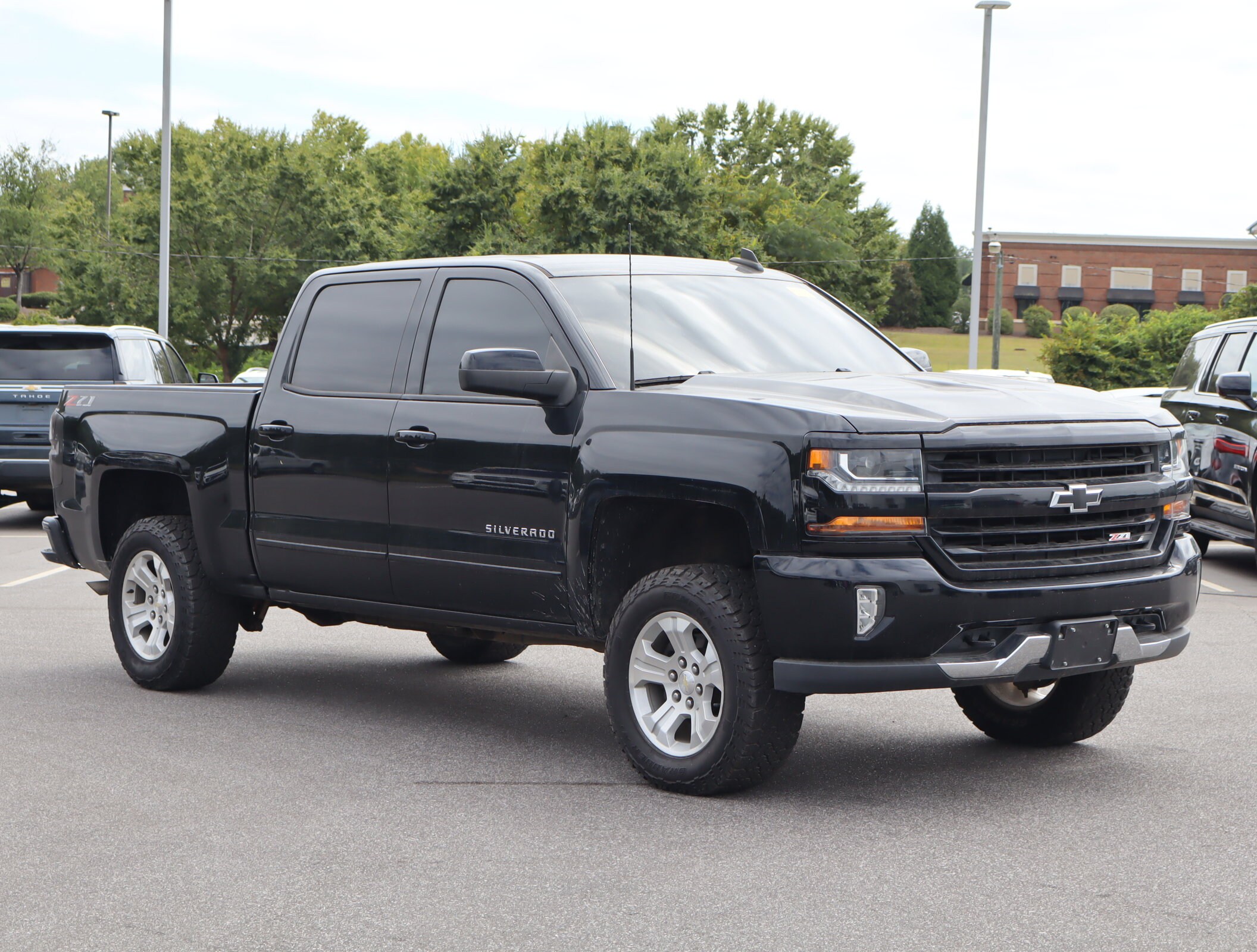 2018 Chevrolet Silverado LT photo 2