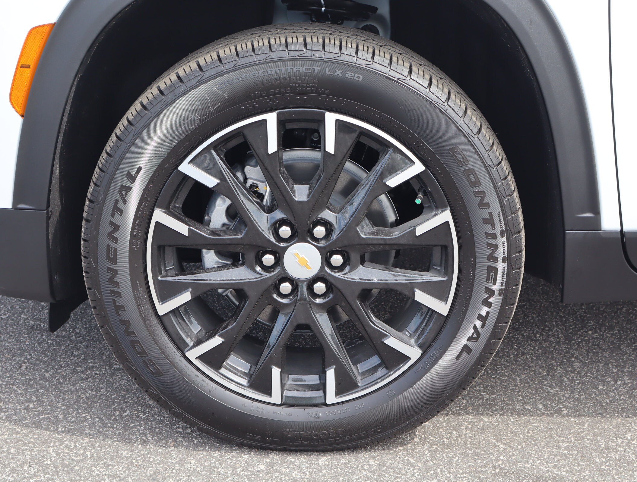 2026 Chevrolet Traverse FWD LT photo 3