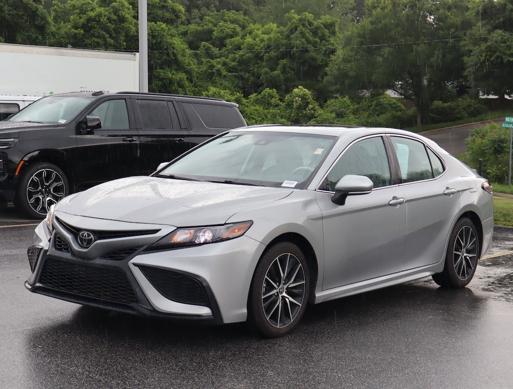 Used 2022 Toyota Camry SE Sedan