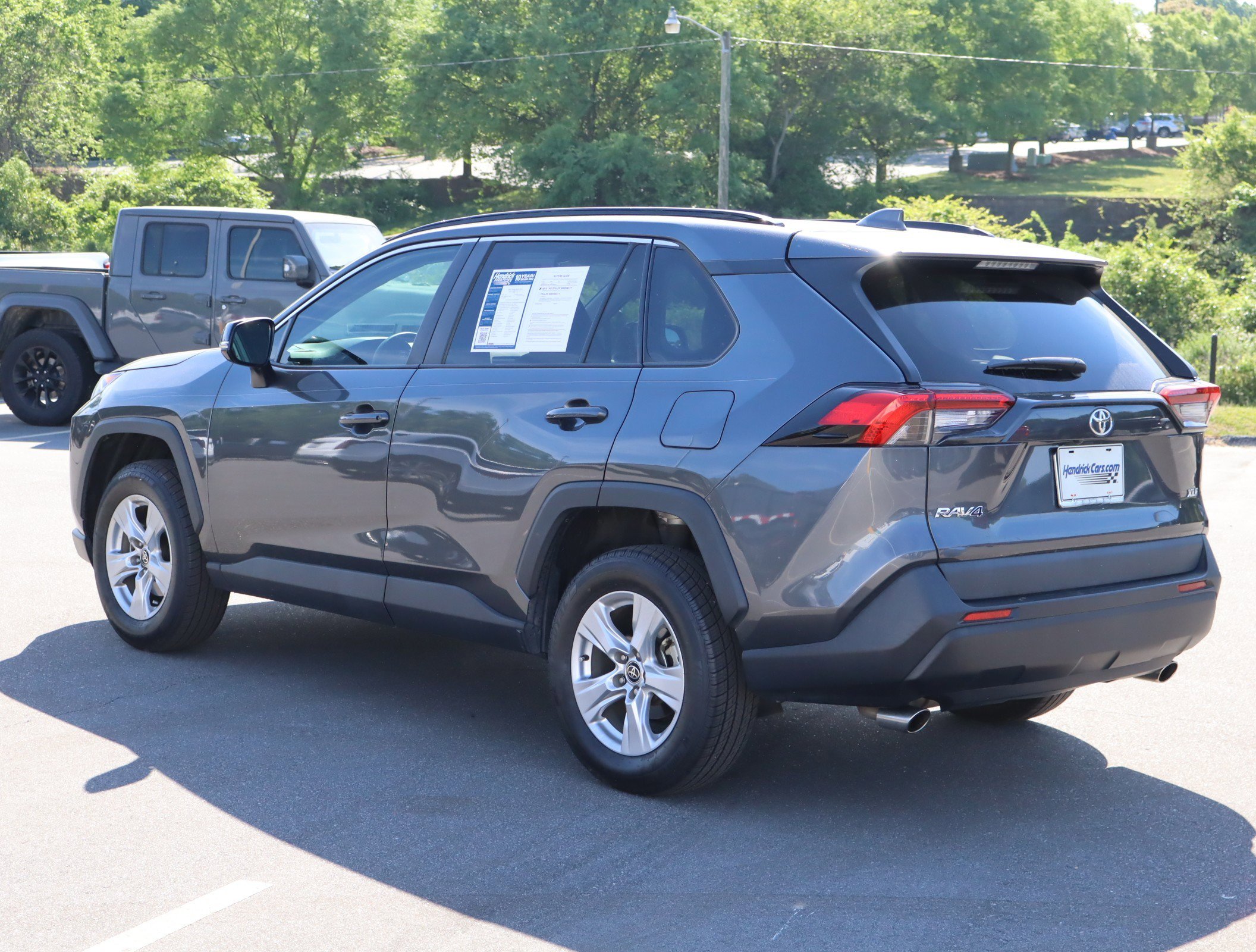 2021 Toyota RAV4 XLE photo 6