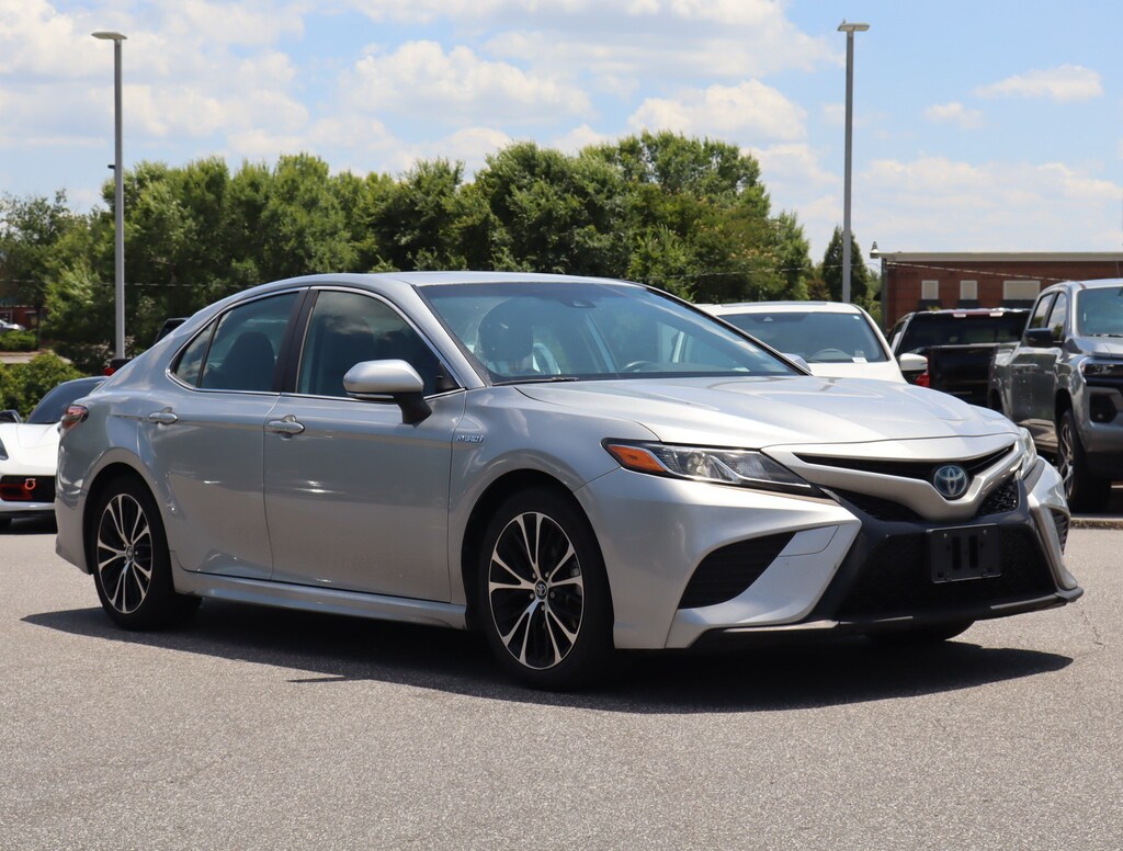 Used 2019 Toyota Camry Hybrid SE Sedan