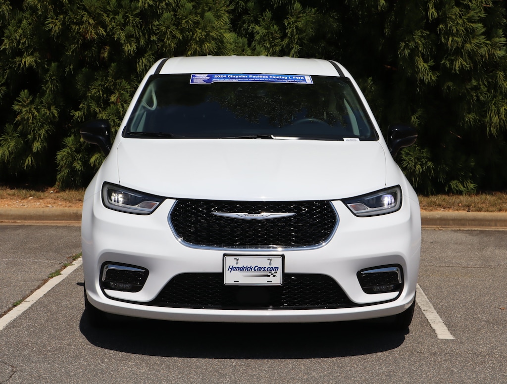 Used 2024 Chrysler Pacifica Touring L Minivan