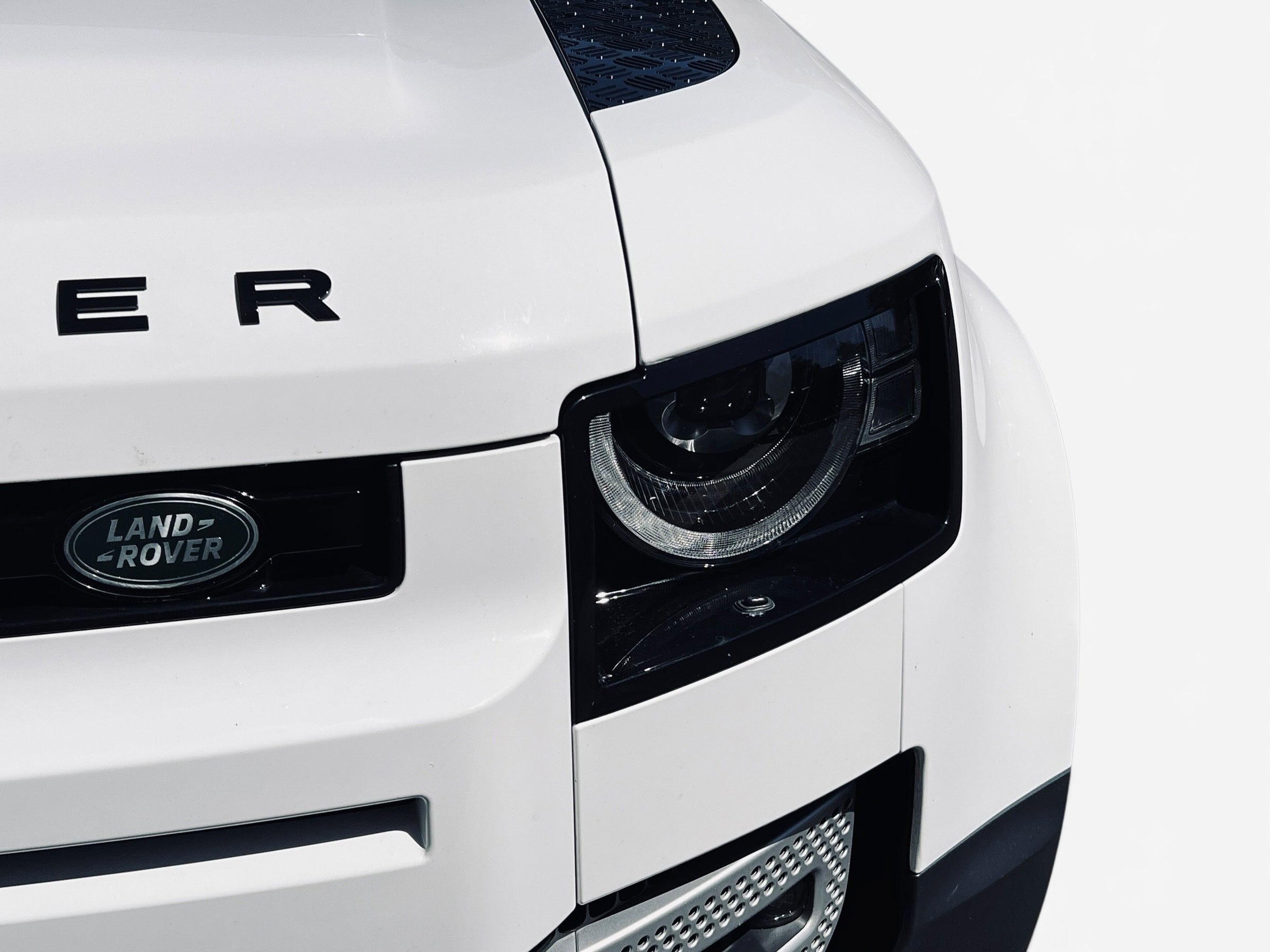 2023 Land Rover Defender SE photo 4