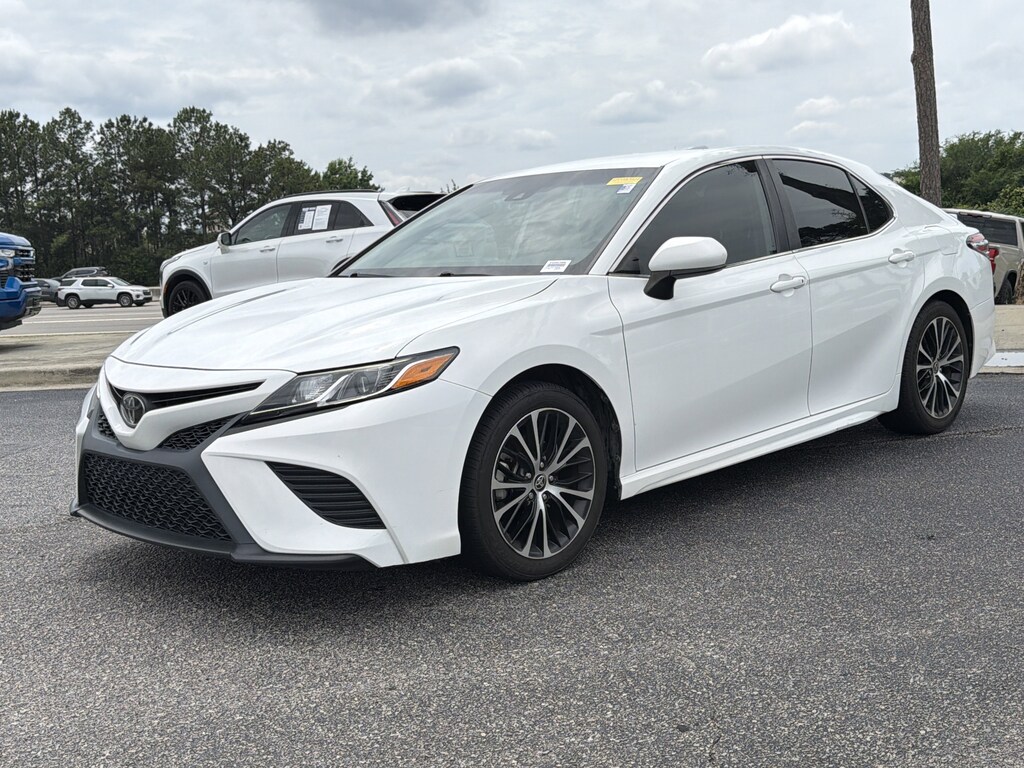 Used 2020 Toyota Camry SE Sedan