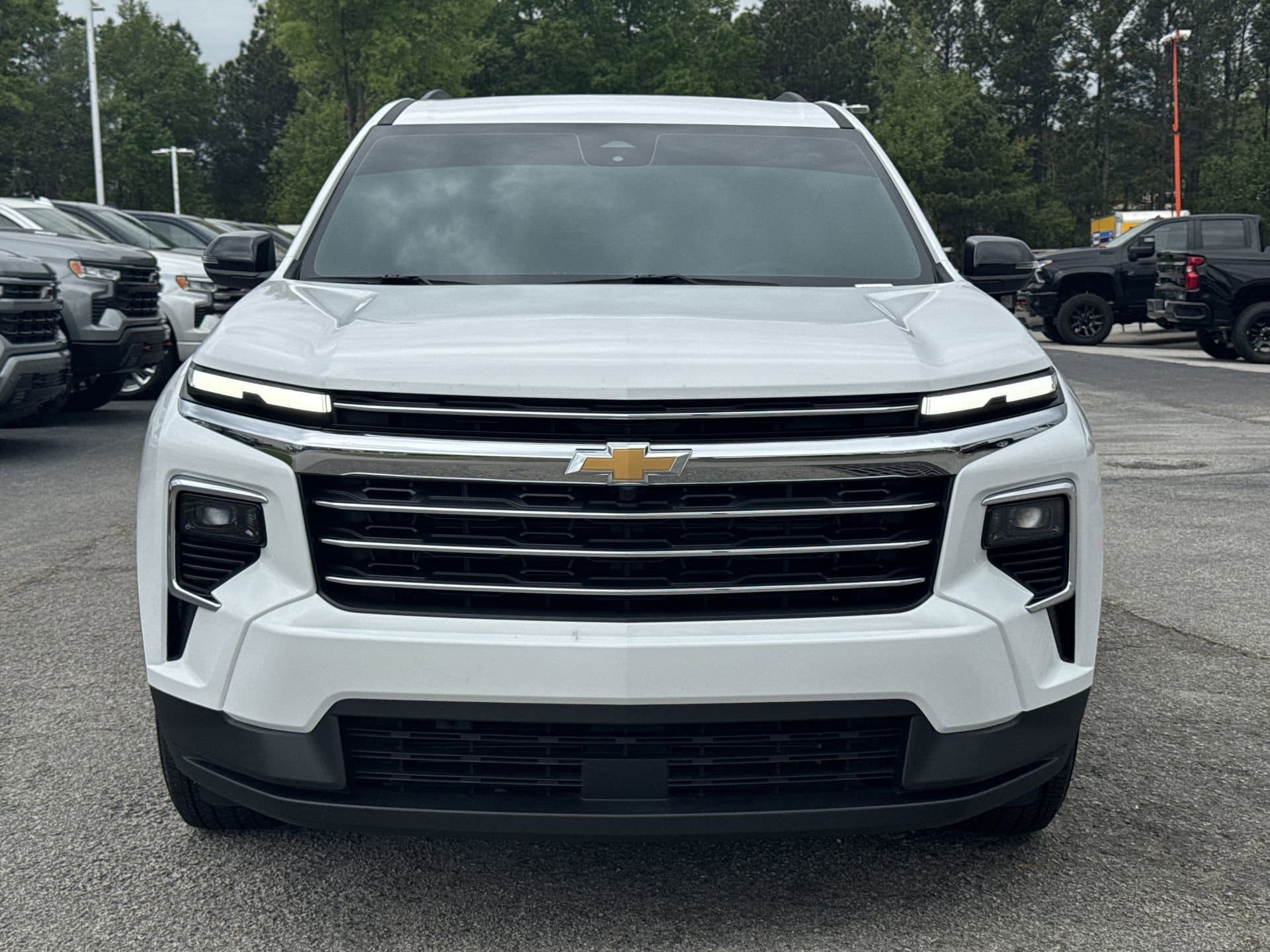 2025 Chevrolet Traverse FWD LT photo 2