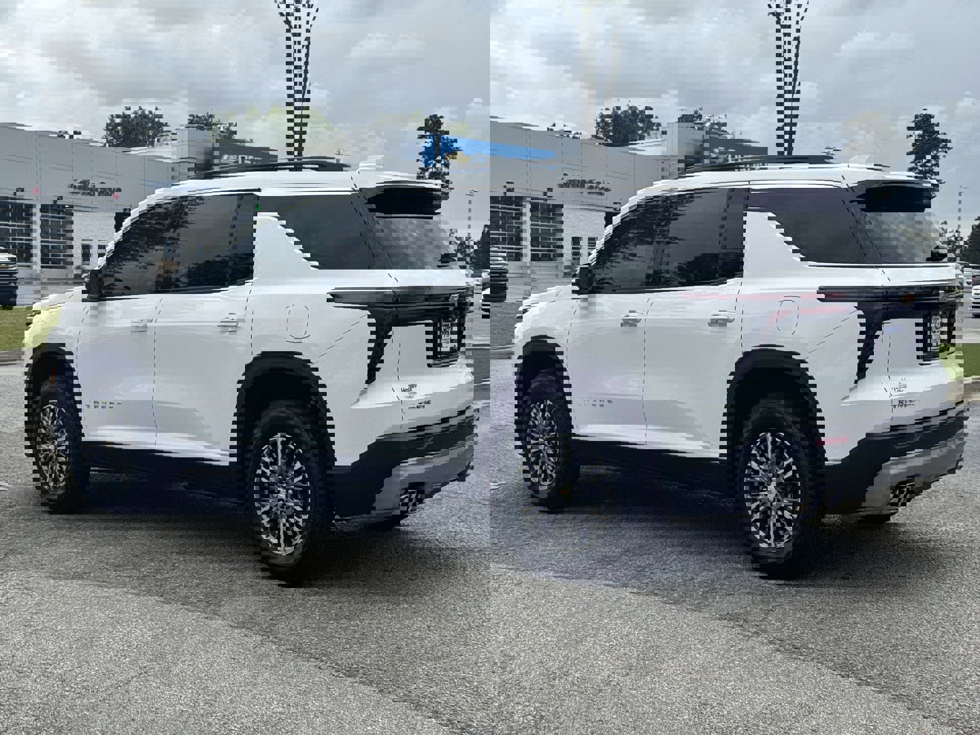 2025 Chevrolet Traverse FWD LT photo 6