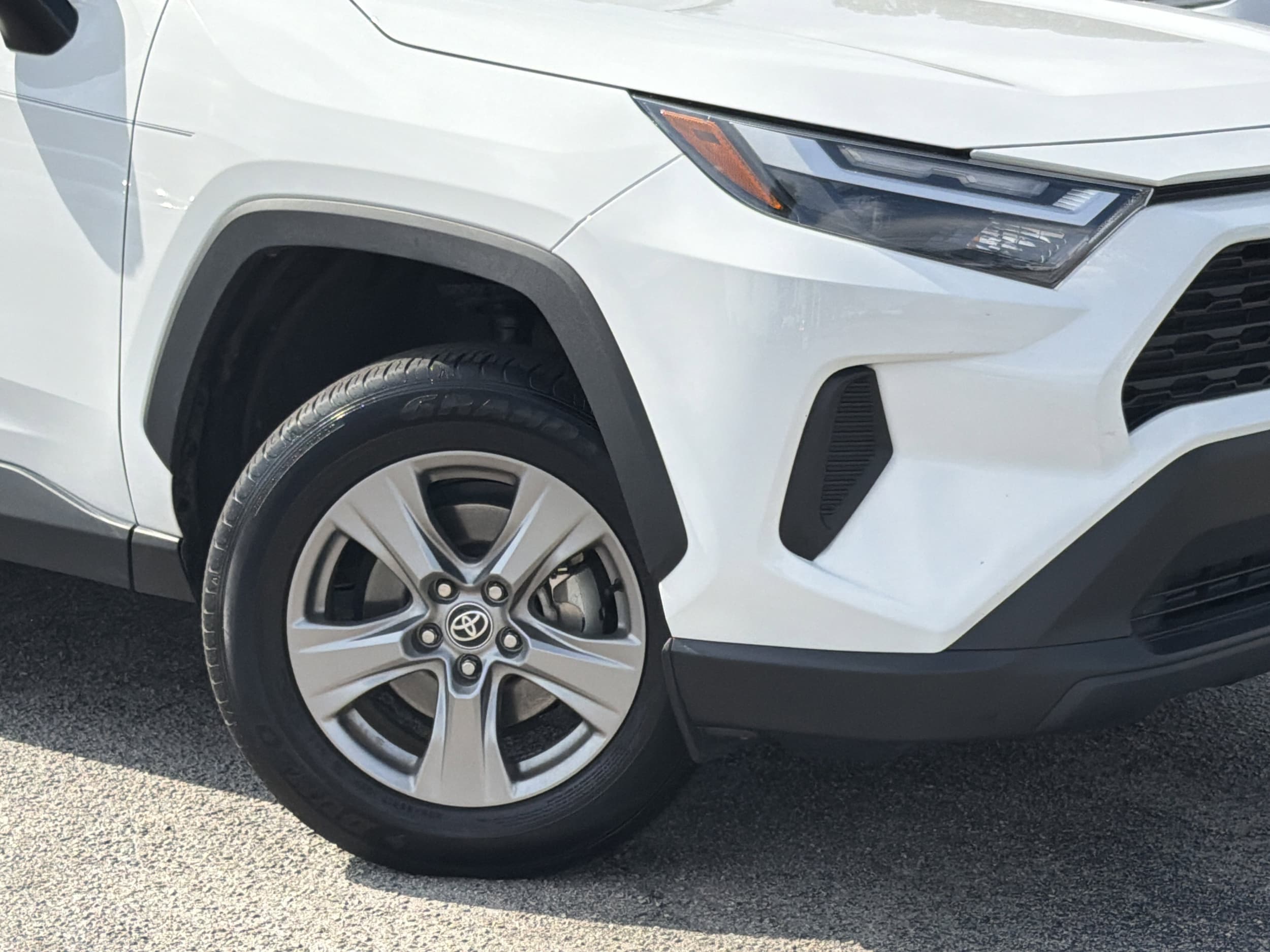 2023 Toyota RAV4 XLE photo 2