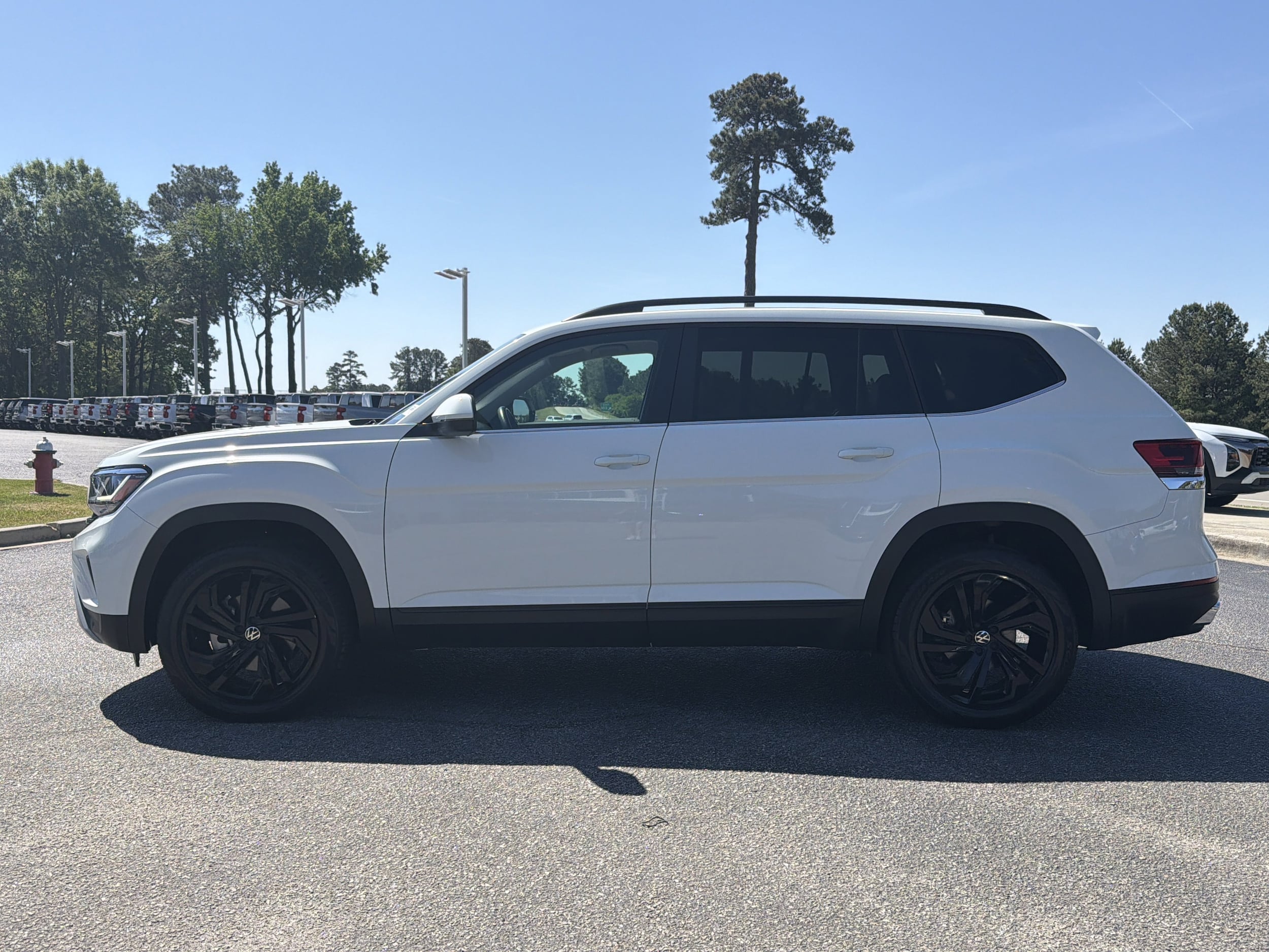2022 Volkswagen Atlas 3.6L V6 SE w/Technology photo 3