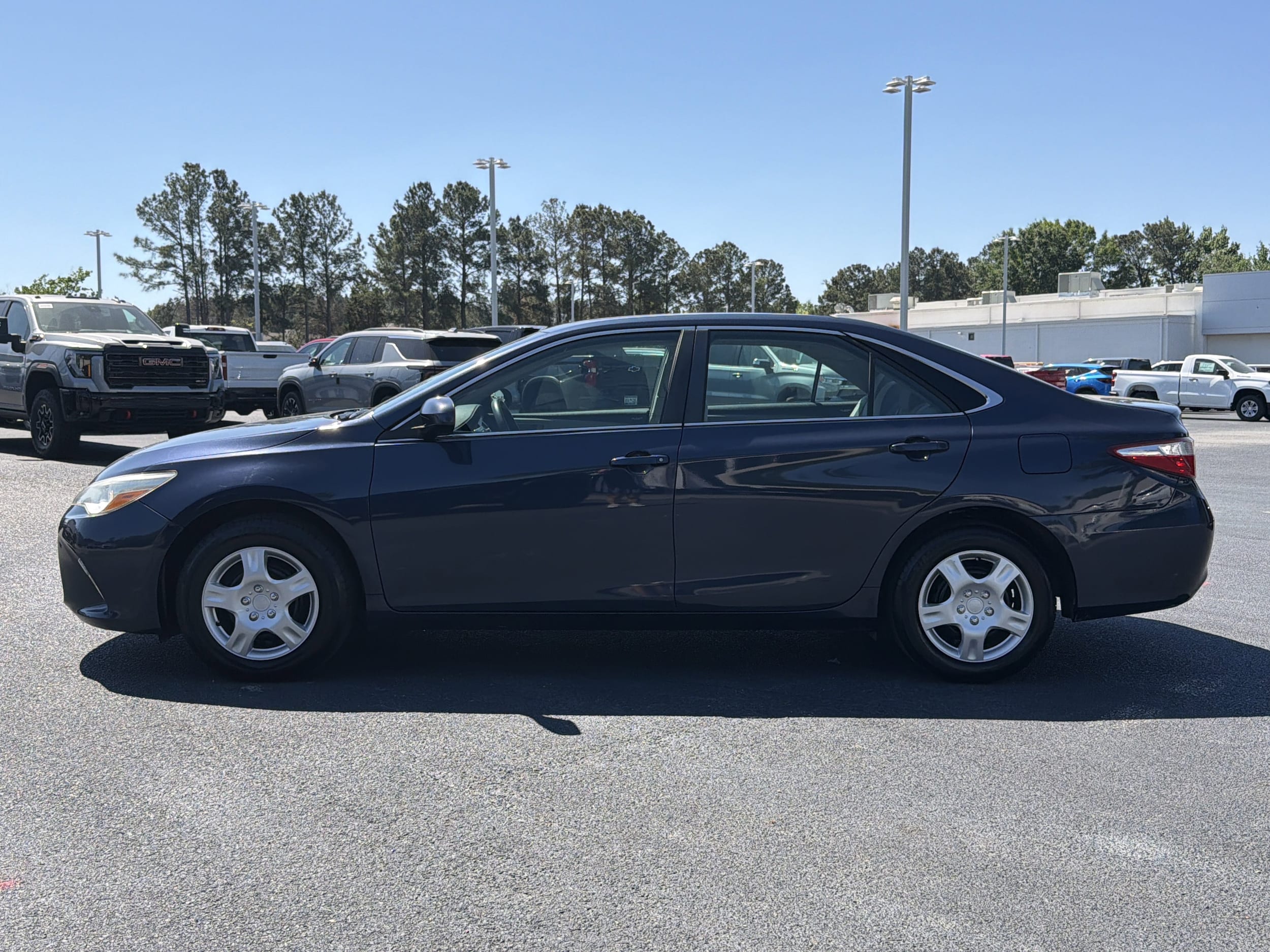 2015 Toyota Camry LE photo 3