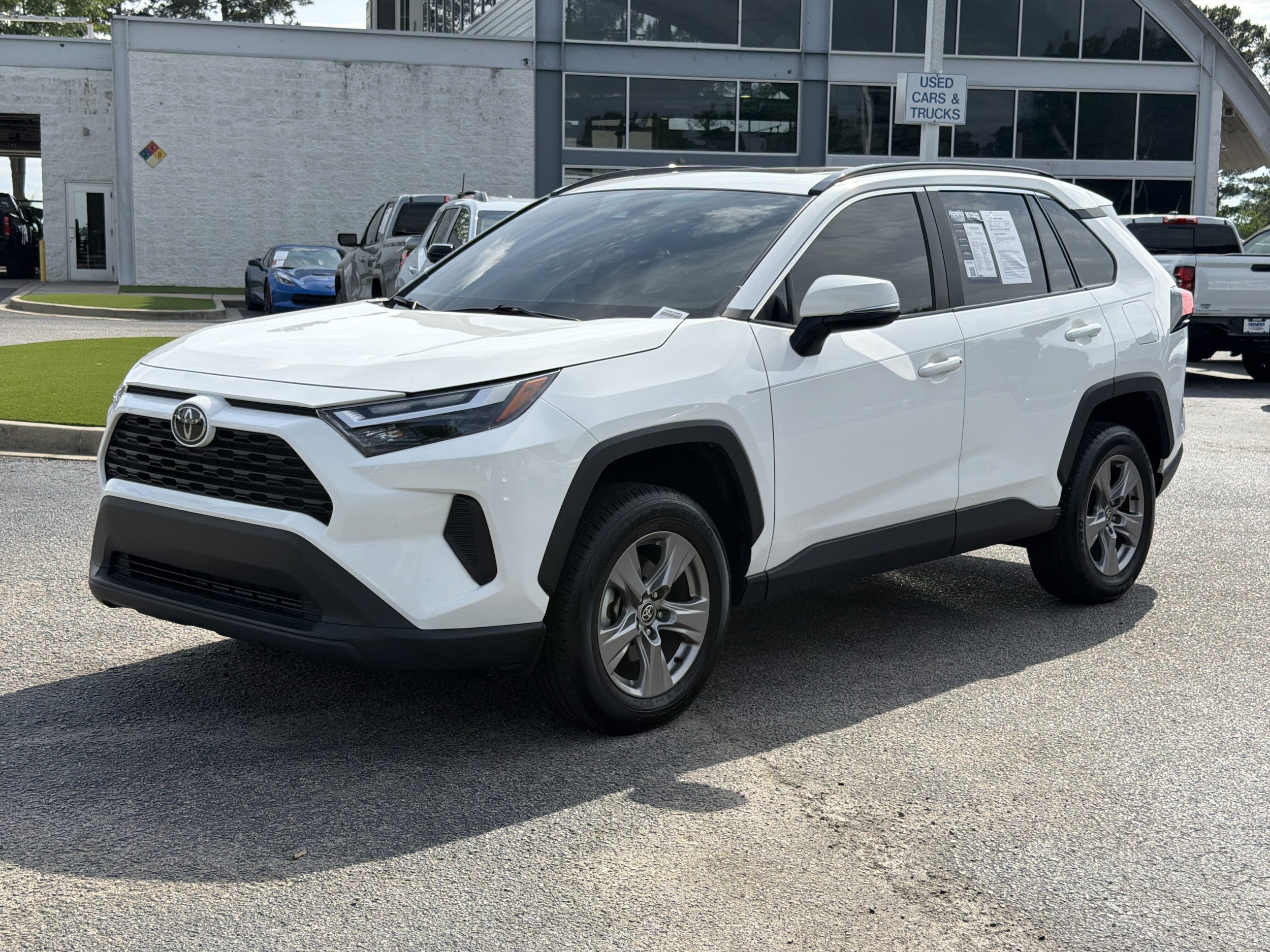 2023 Toyota RAV4 XLE photo 5