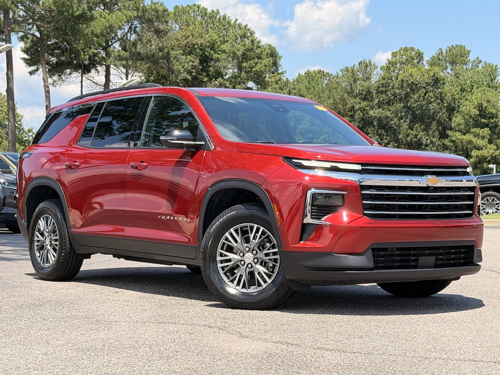 Used 2025 Chevrolet Traverse FWD LT SUV