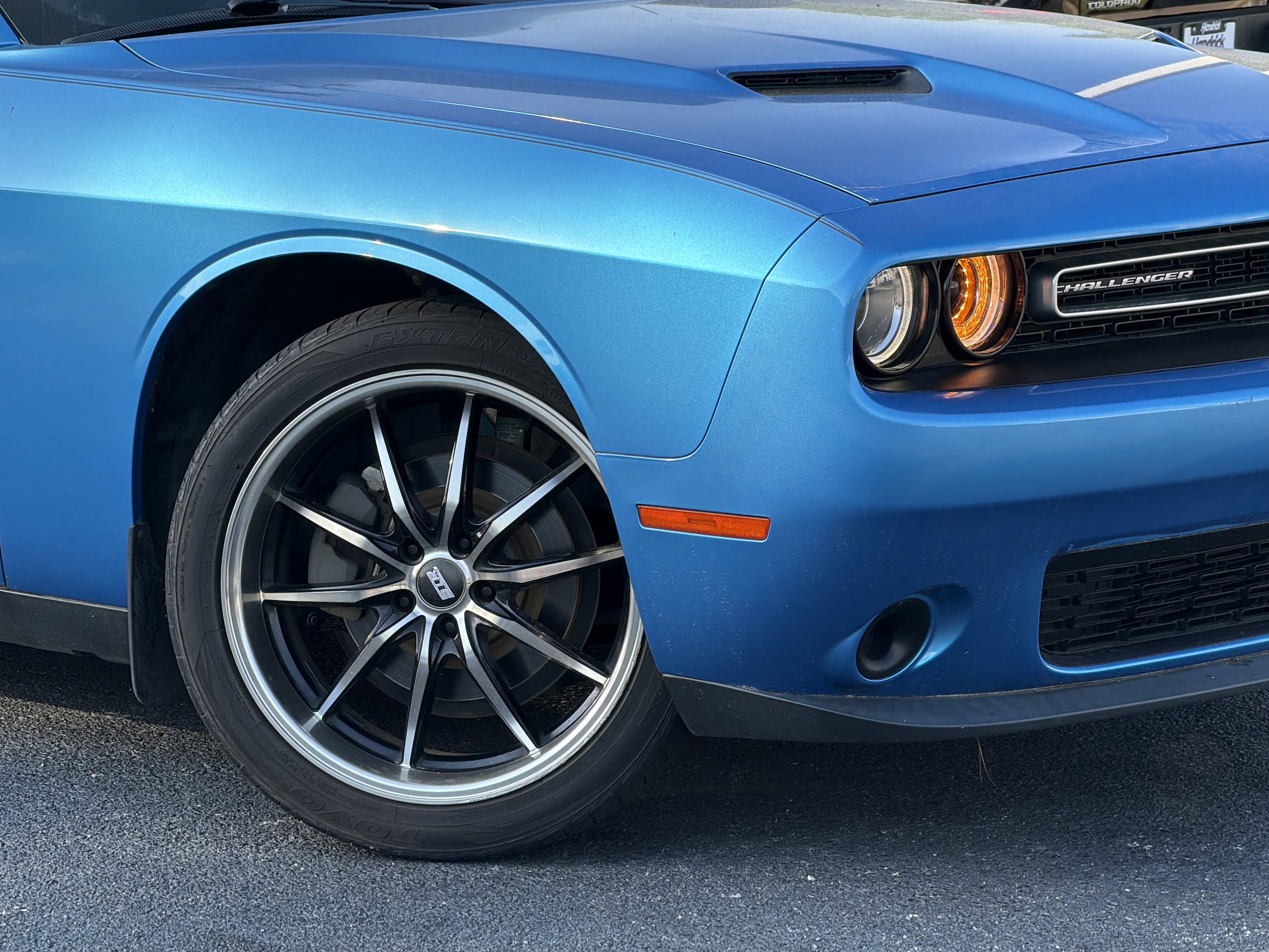 2019 Dodge Challenger SXT photo 3