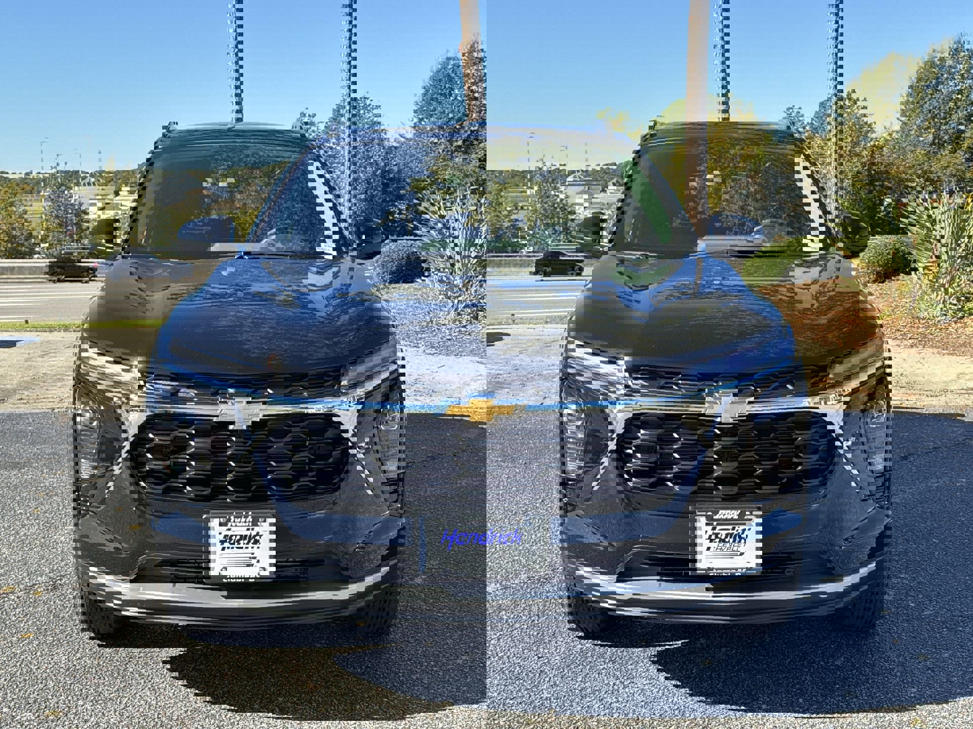 2025 Chevrolet Trax LT photo 2