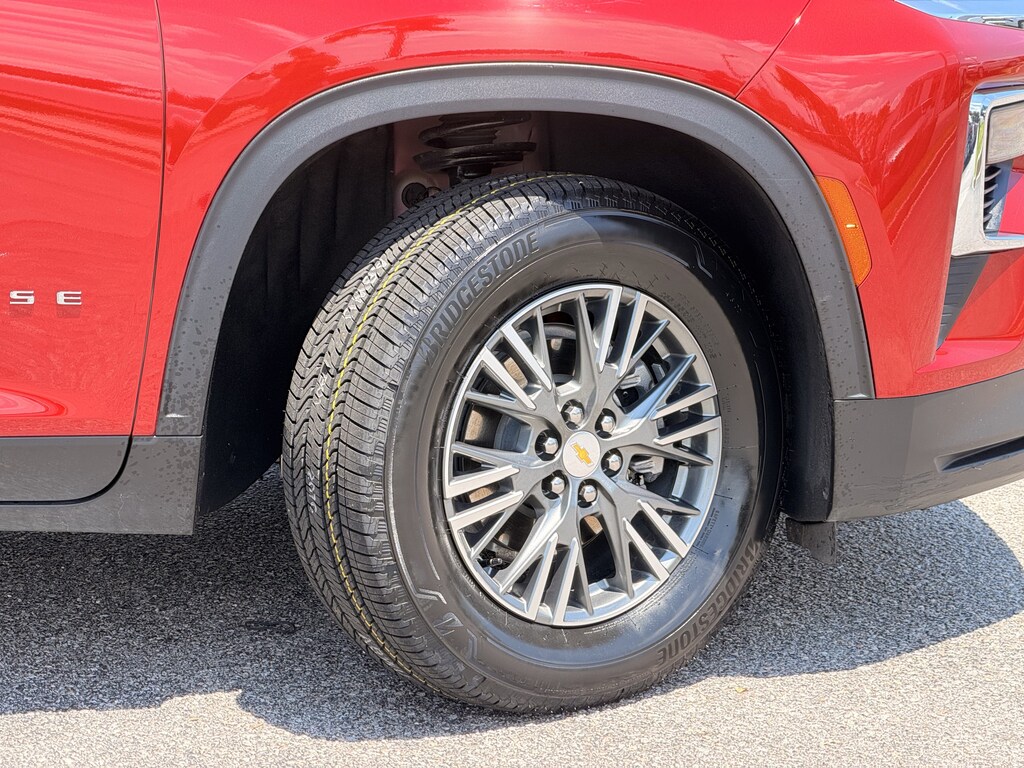 Used 2025 Chevrolet Traverse FWD LT SUV