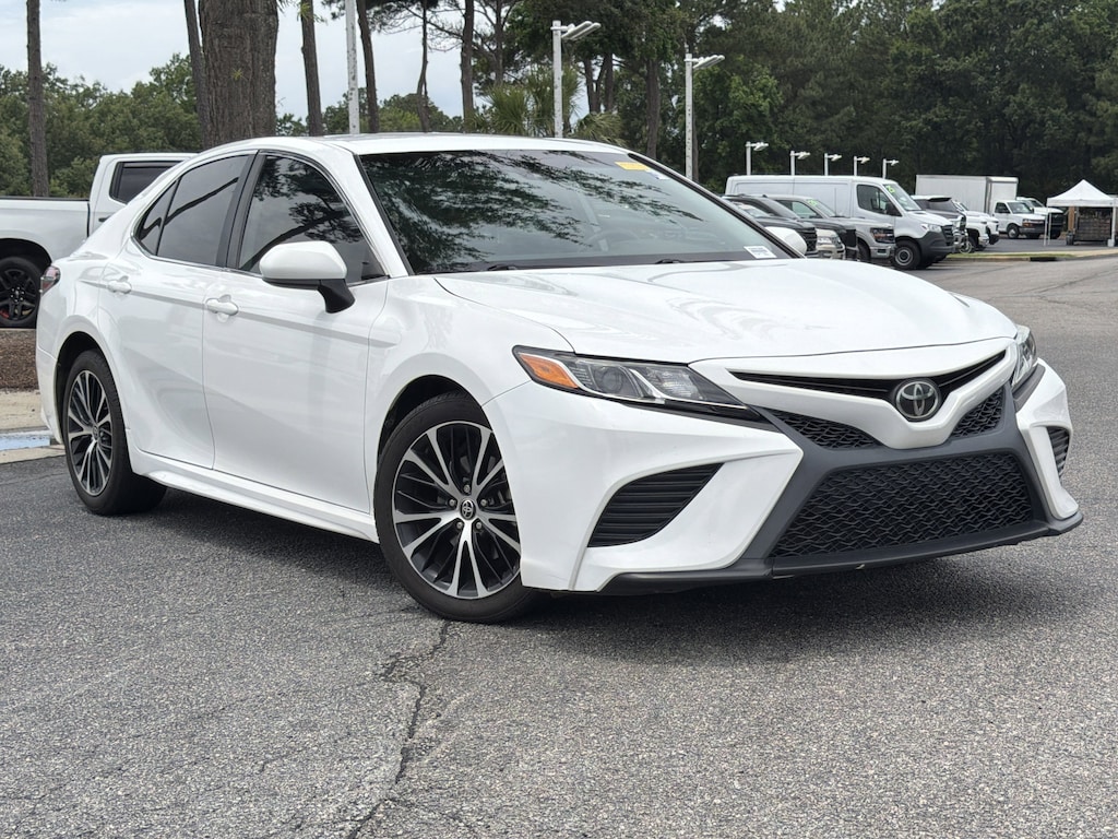 Used 2020 Toyota Camry SE Sedan
