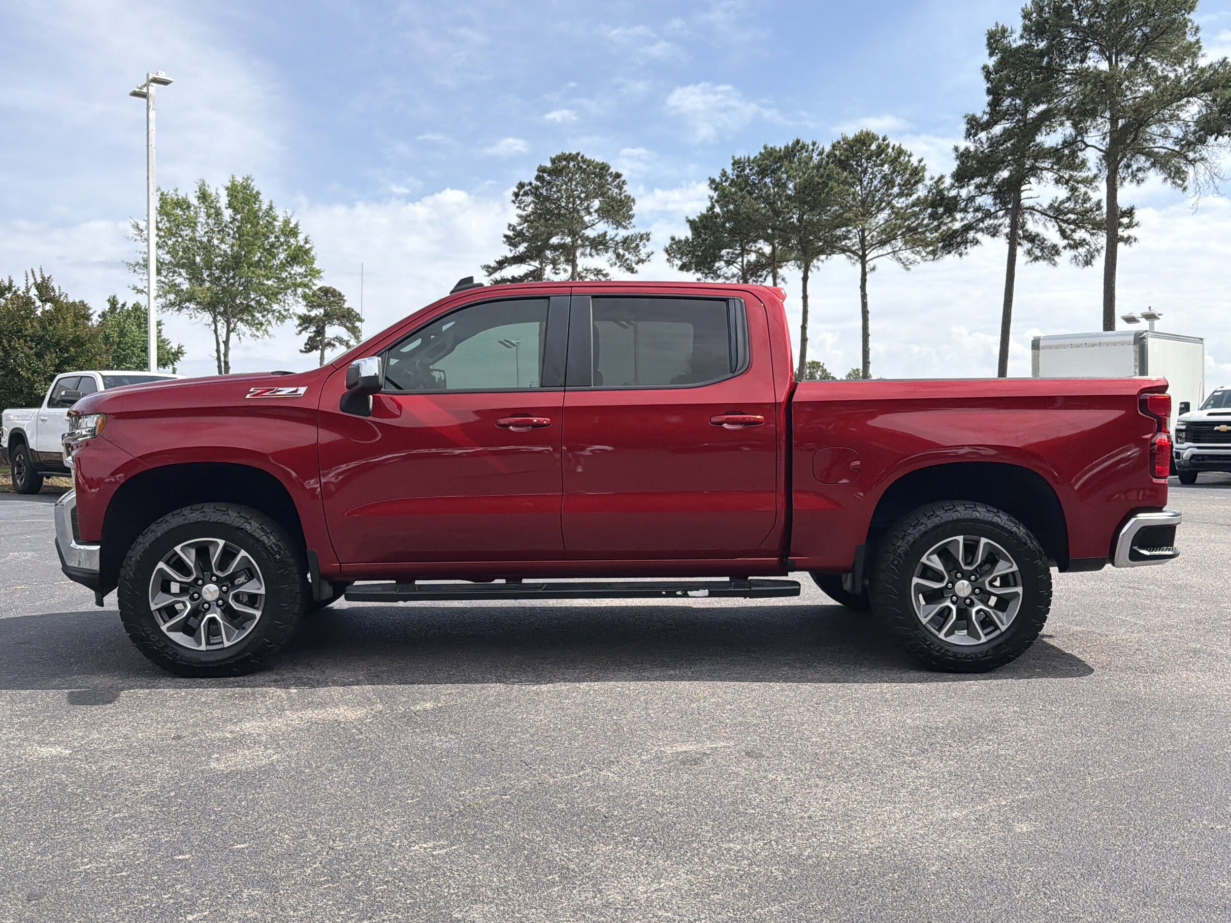 2021 Chevrolet Silverado 1500 LT photo 3